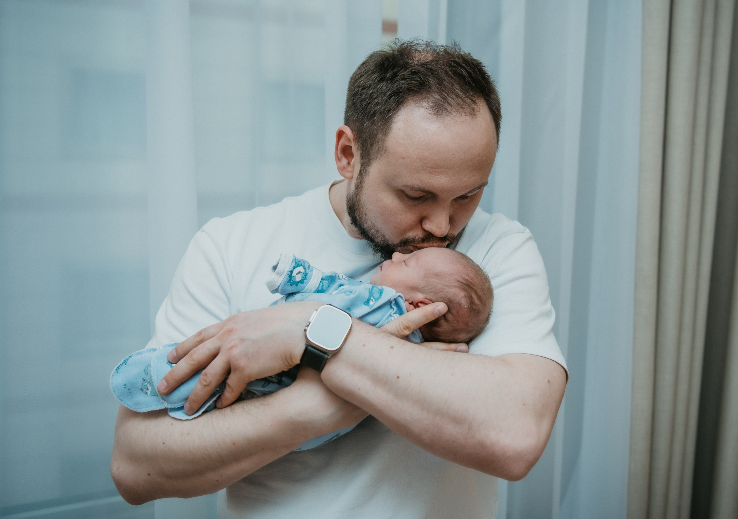 Выписка малышки. Мать и дитя на Севастопольском. Фотограф на выписку из роддома в Москве и МО