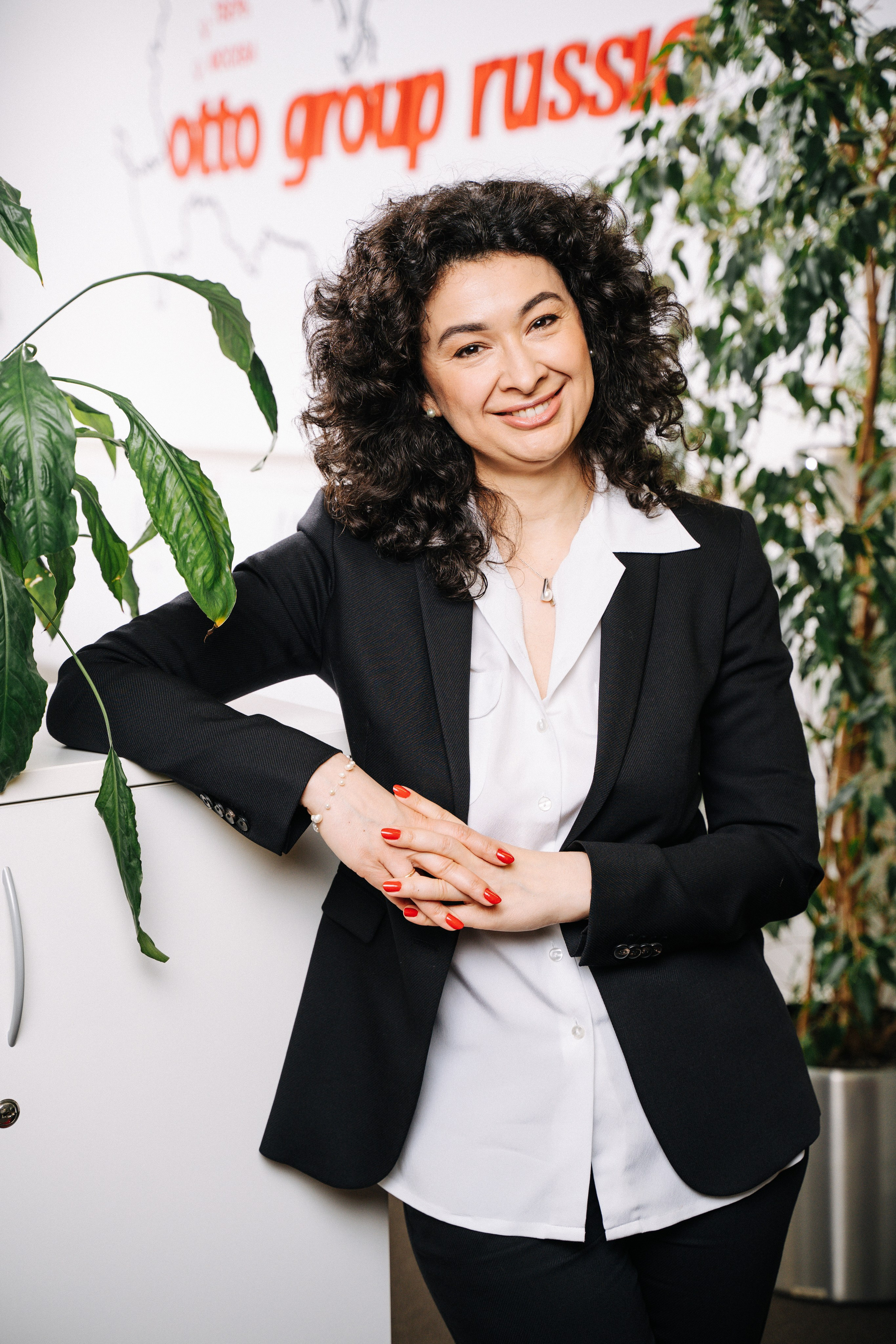 Фото команды разных национальностей — мультикультура и единство ценностей.