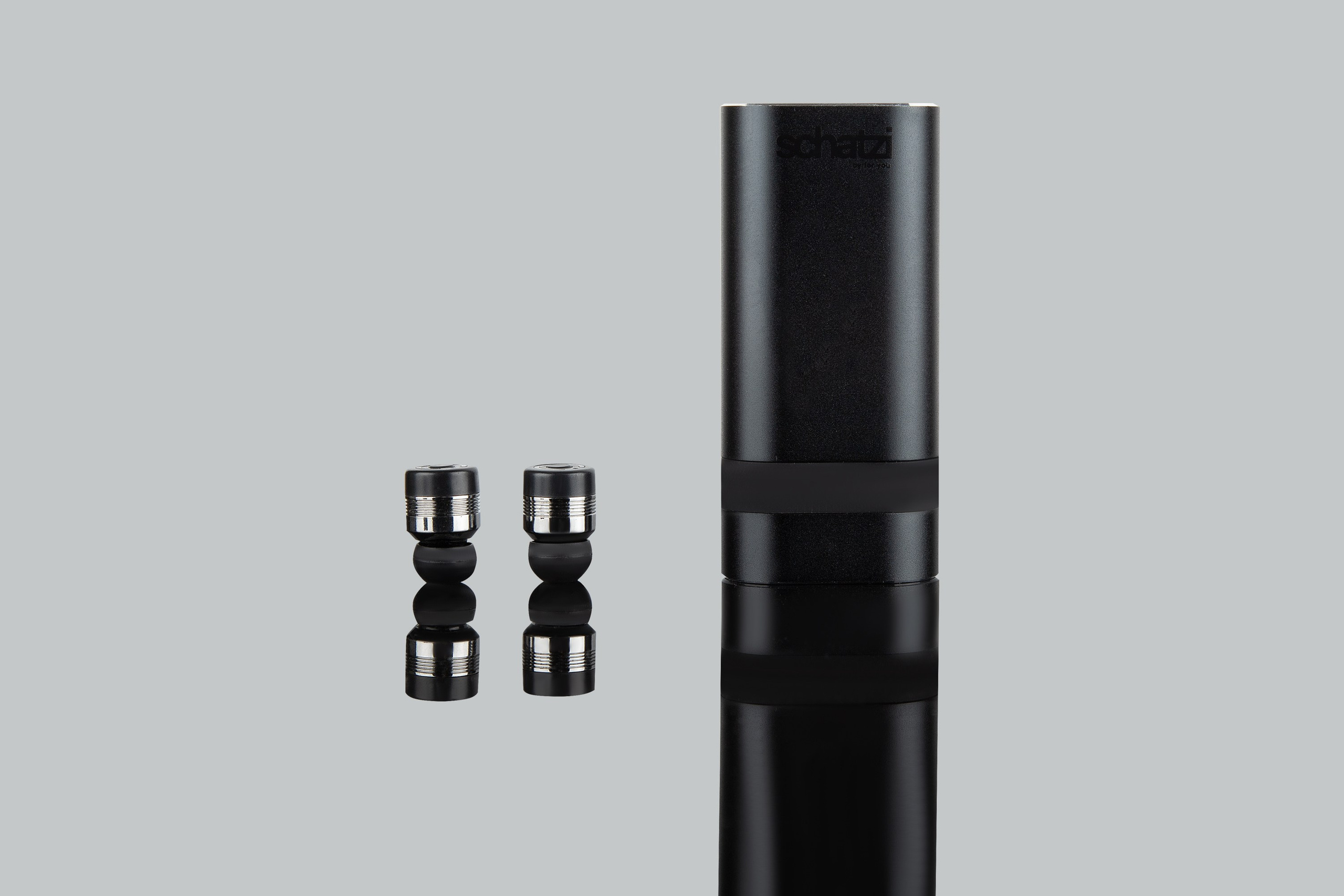 Беспроводные наушнки черные рядом с кейсом спереди