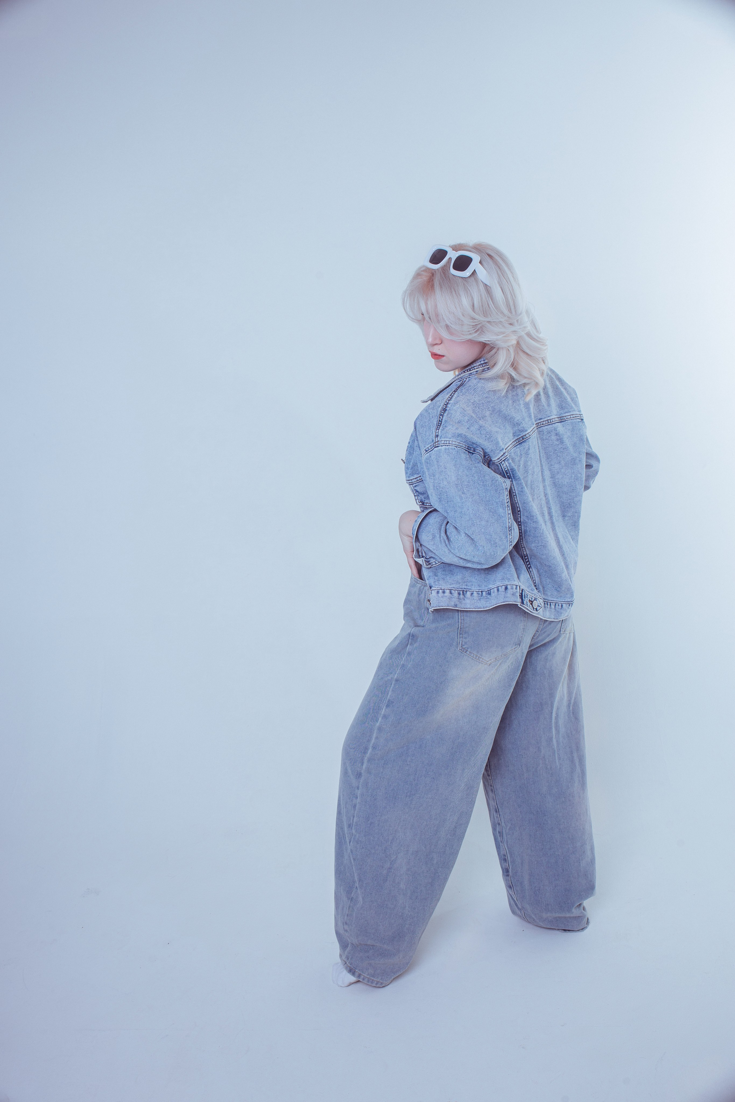 Джинсы порезаны Лето три полоски на кедах. Главная