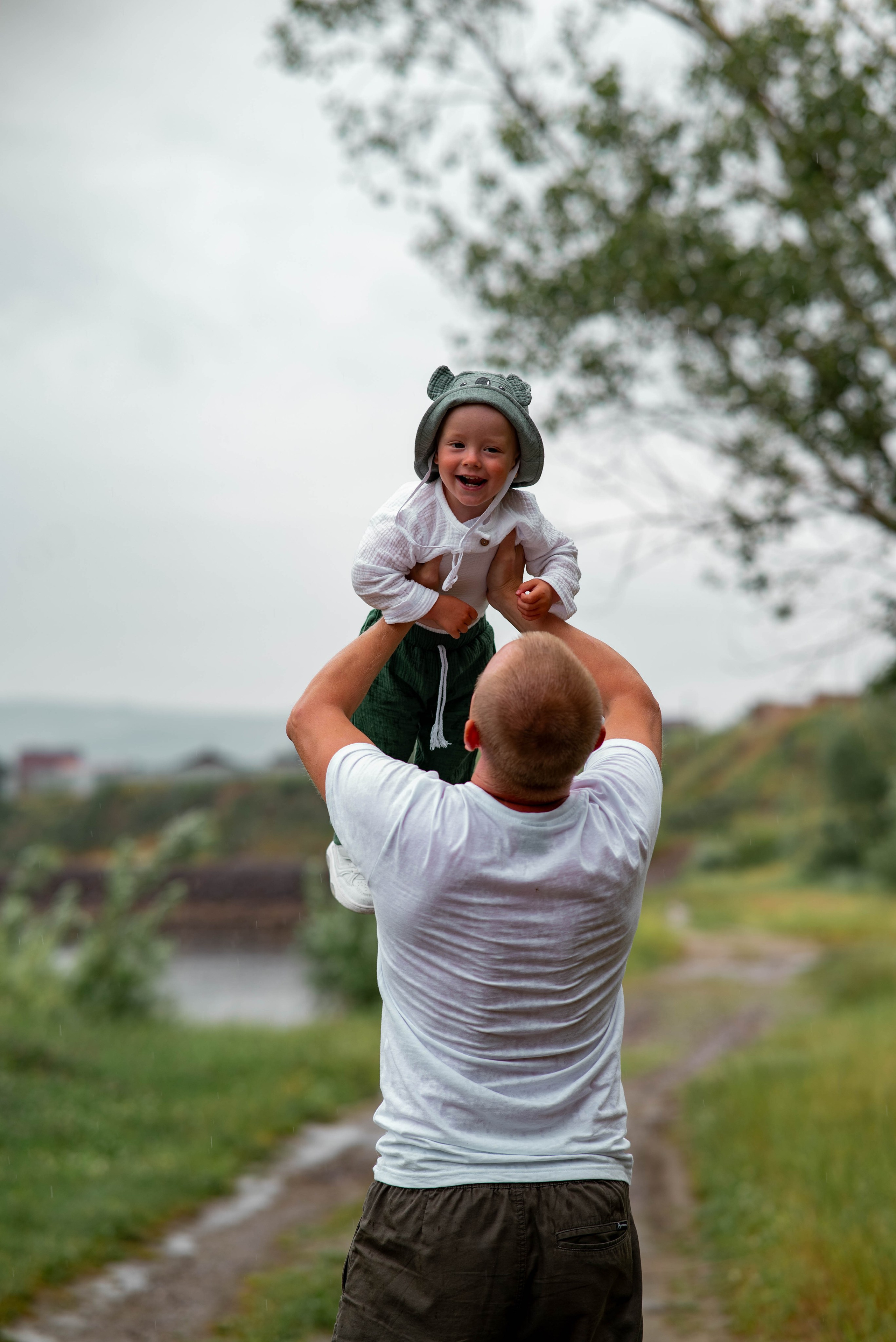 Молодая семья в лесной зоне. Семейный и свадебный фотограф в Абакане Юлия Су