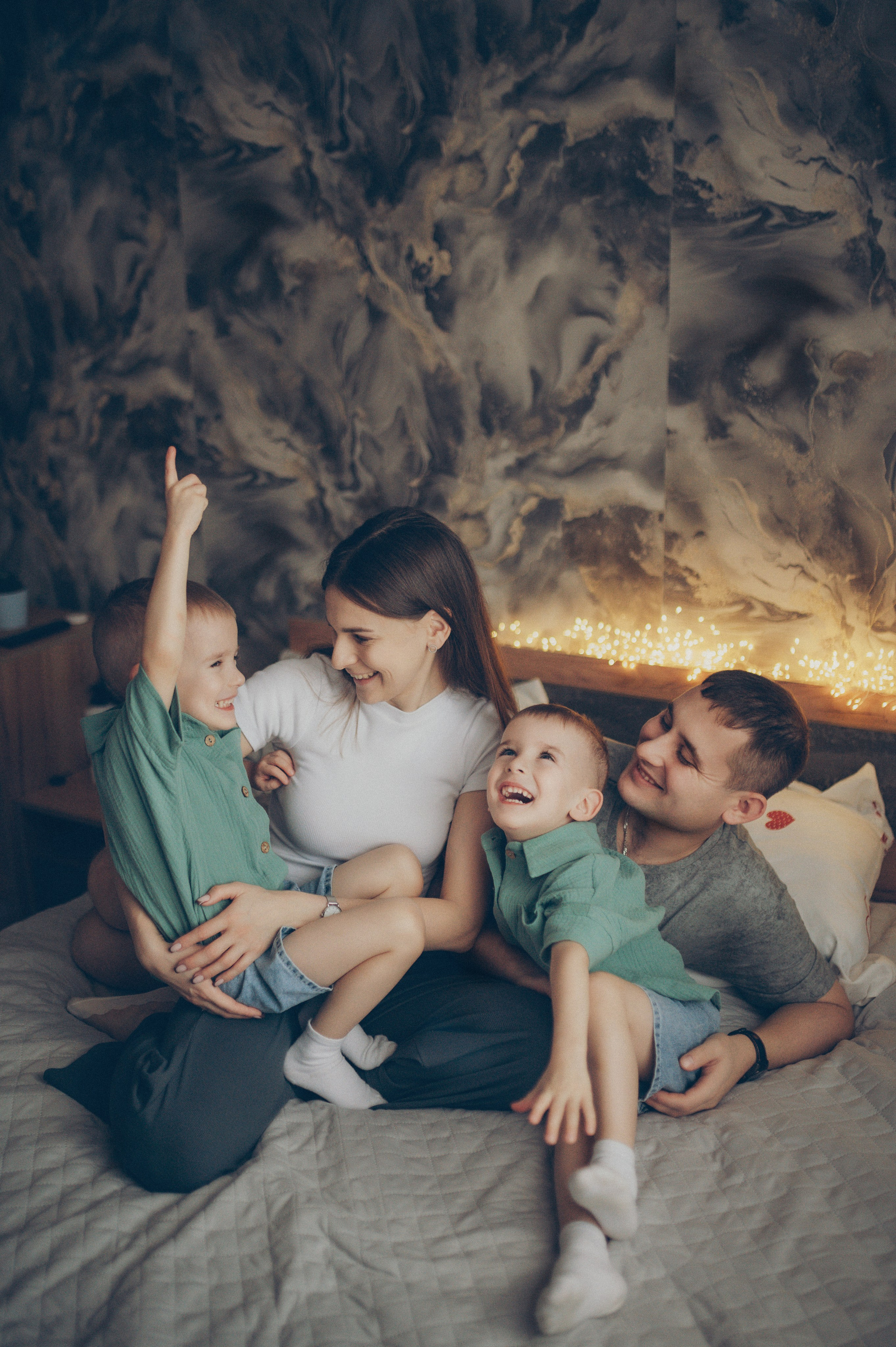 Миша и Тимофей (новогодняя домашняя). Фотограф, г. Лесной Свердловской области