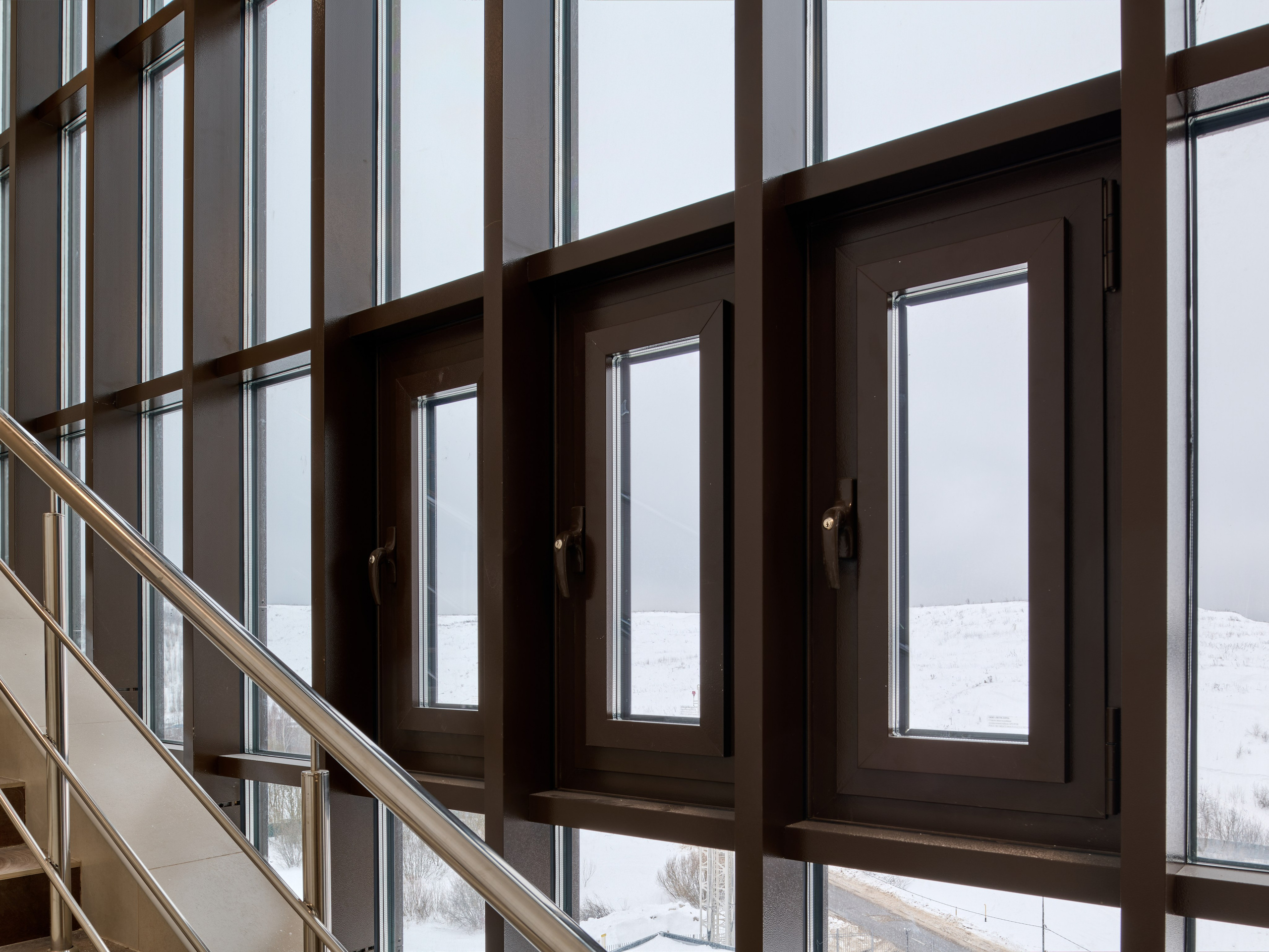 ПВХ-окна крупным планом, переплёты и геометрия рам