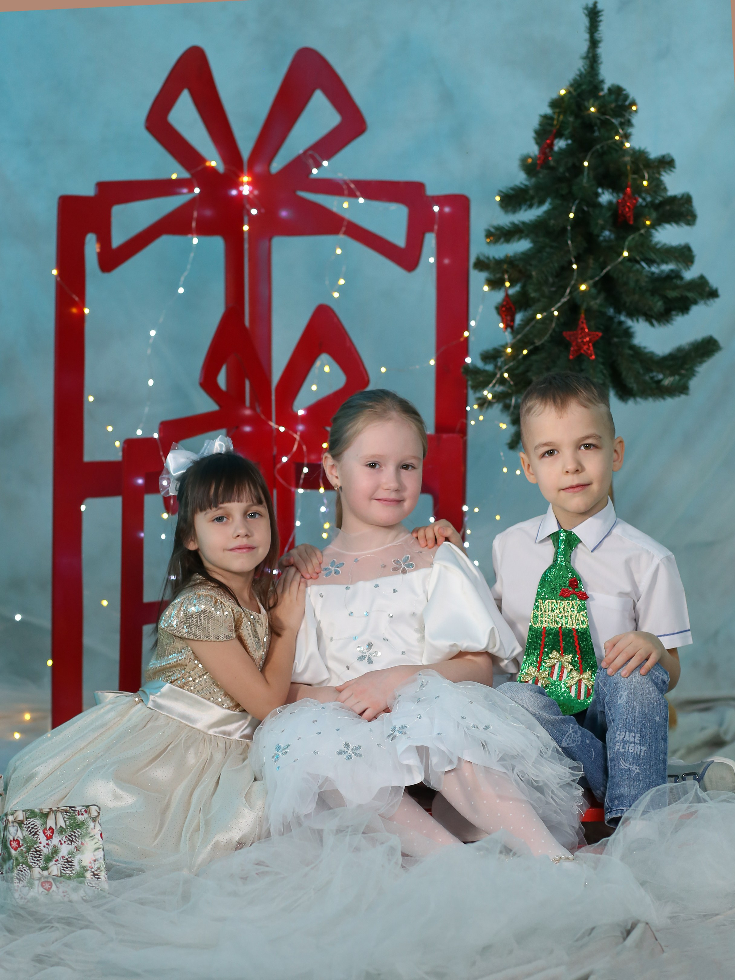 Общее фото в детском саду с выездным реквизитом в Тюмени. Выпускные альбомы в Тюмени для школ, садов, вузов спортивных секций