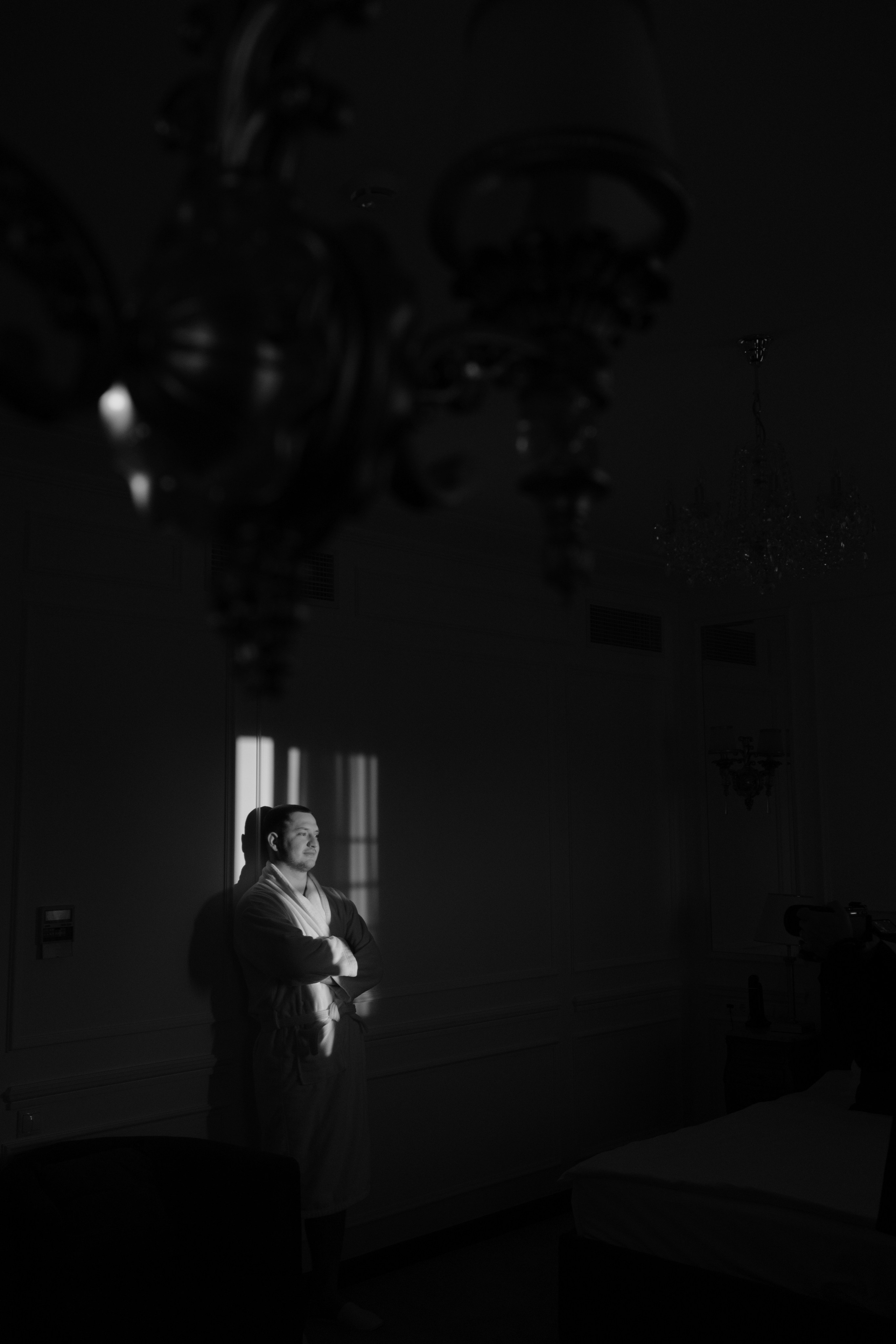 утро жениха в отеле на фотосессии