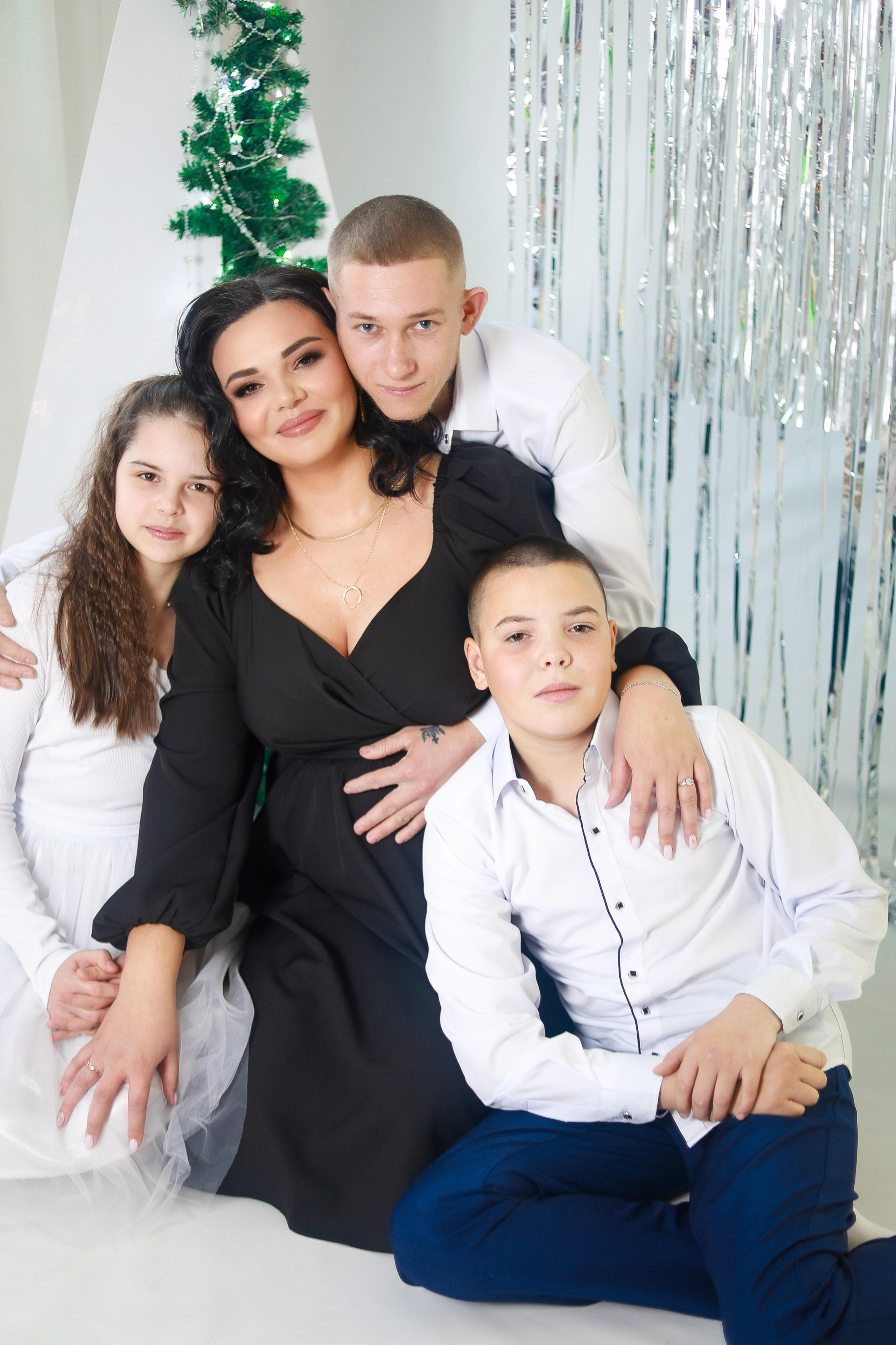 Семейные фотосессии студийные; новогодние, тематические, домашние и тд. Выпускные альбомы для школ и Детских садов в Барнауле /Выпускные/Свадебные/Детские/Семейные и др. виды съёмок /Фотограф Вера Валейко