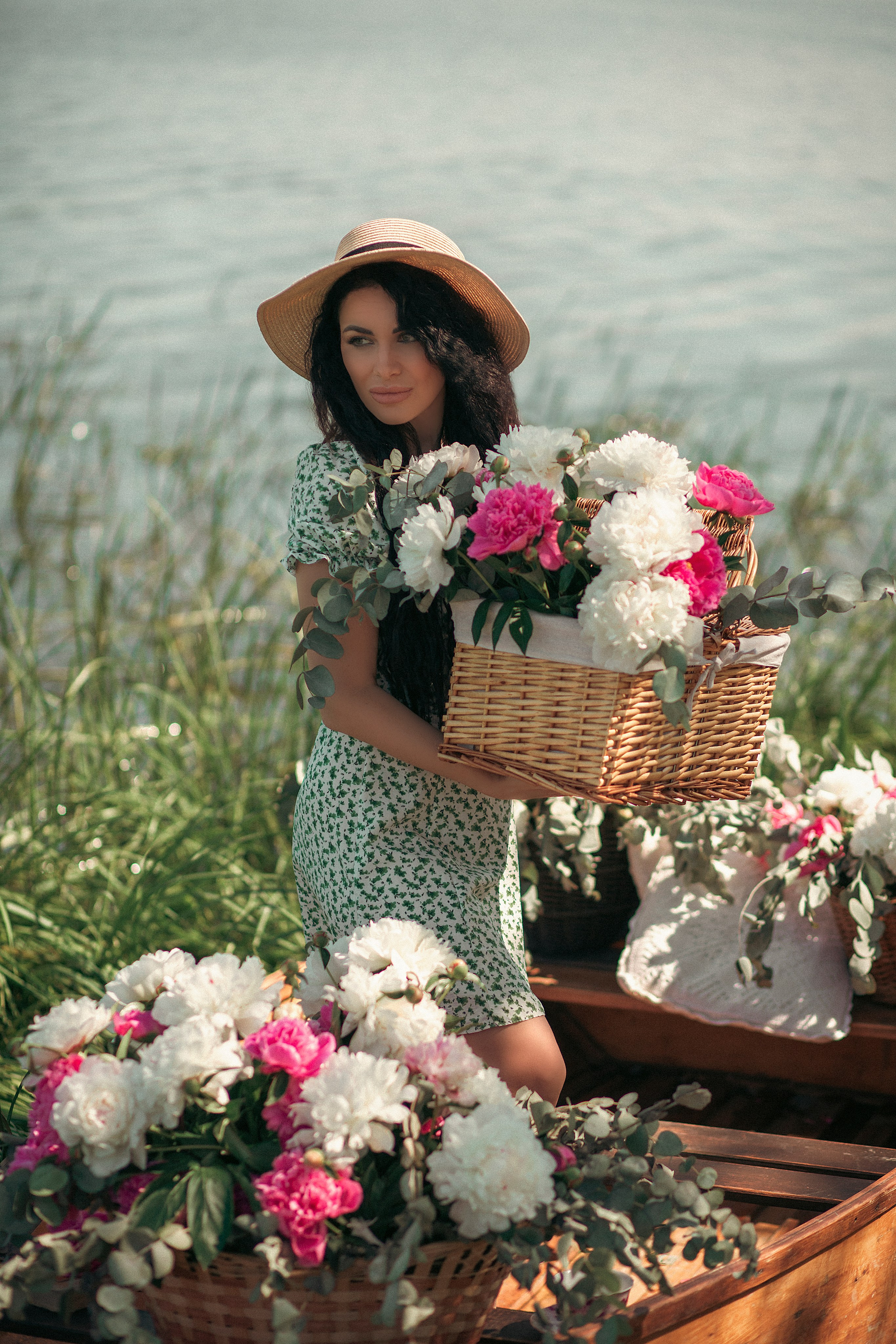 Лодка с пионами. Фотограф Ольга Бобб Нижний Новгород