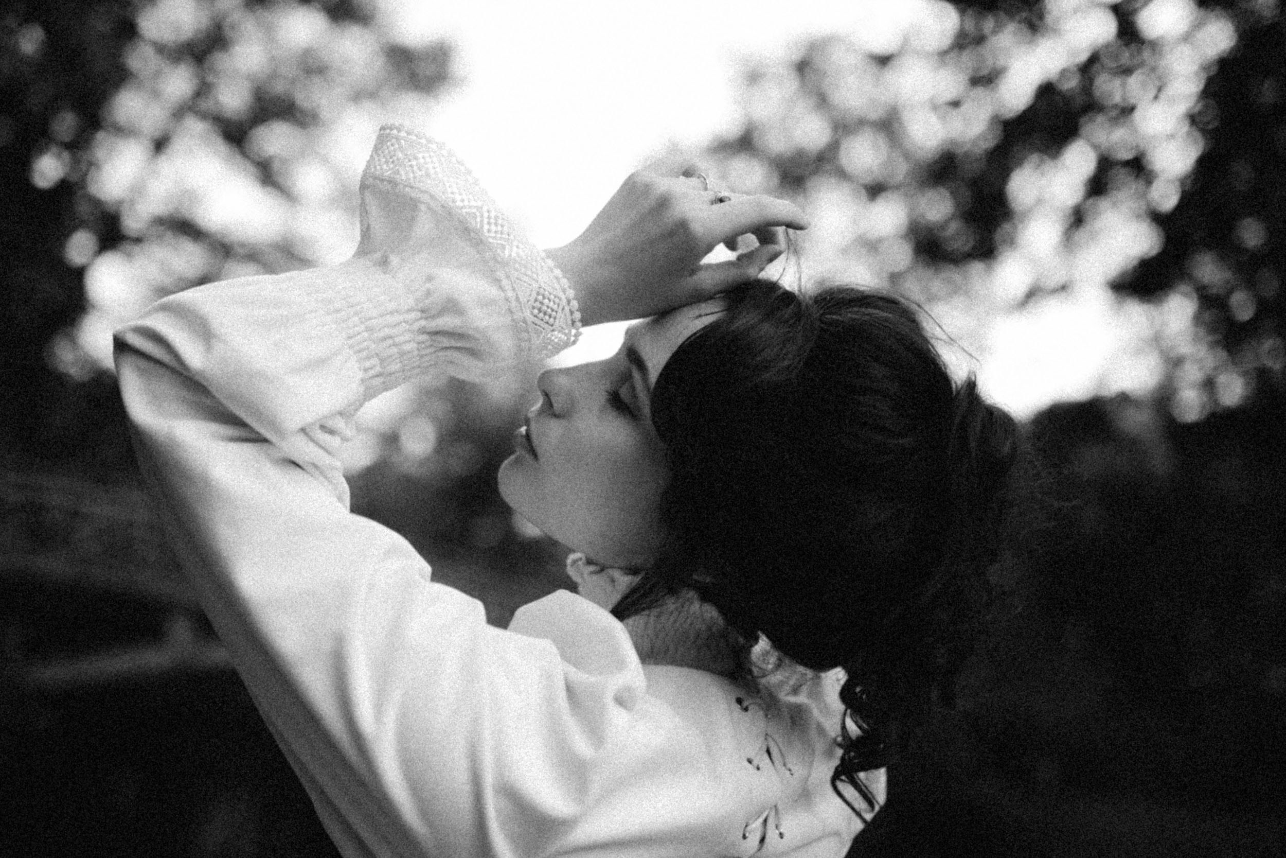 Черно-белый портрет девушки в лодке