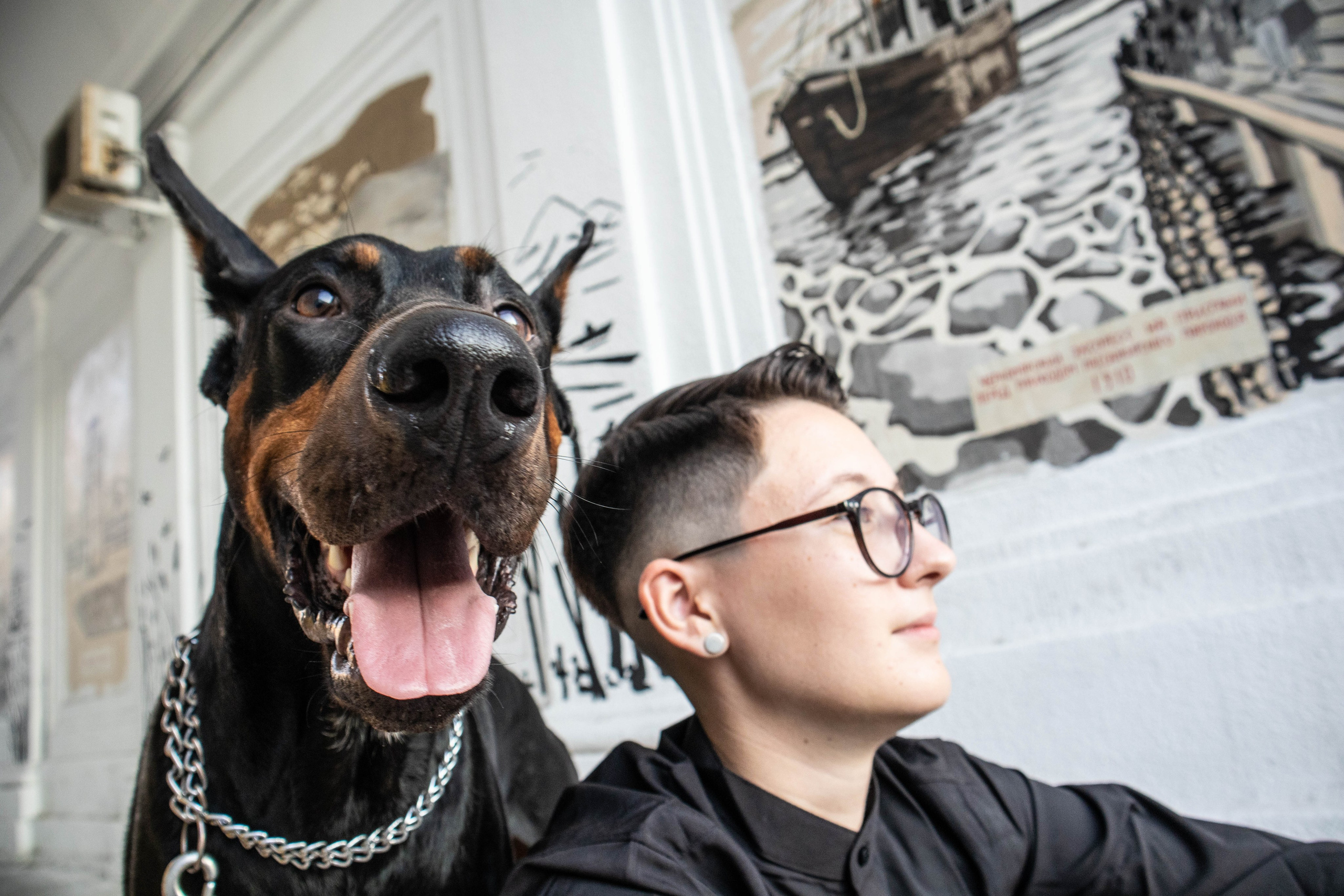 «Жизнь в ритме шага: пара с доберманом». Уличный фотограф Города N