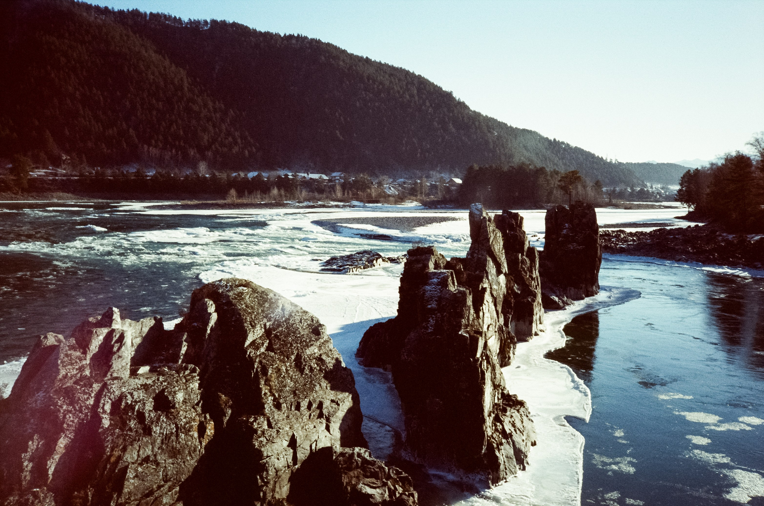 Мост над скалами Зубы Дракона и яркая синева зимней Катуни. Фотограф-документалист Мария Осокина