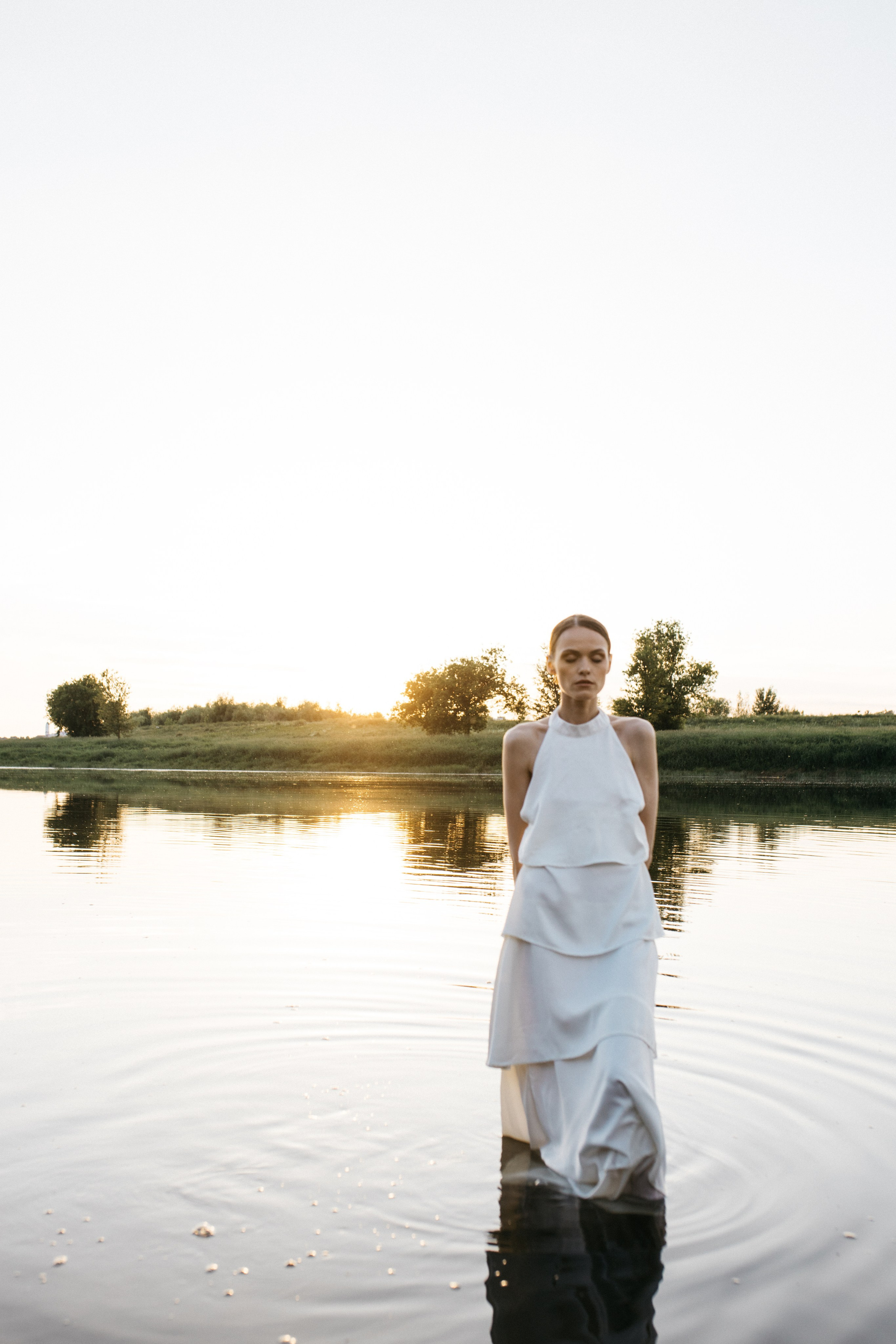 девушка стоит в воде