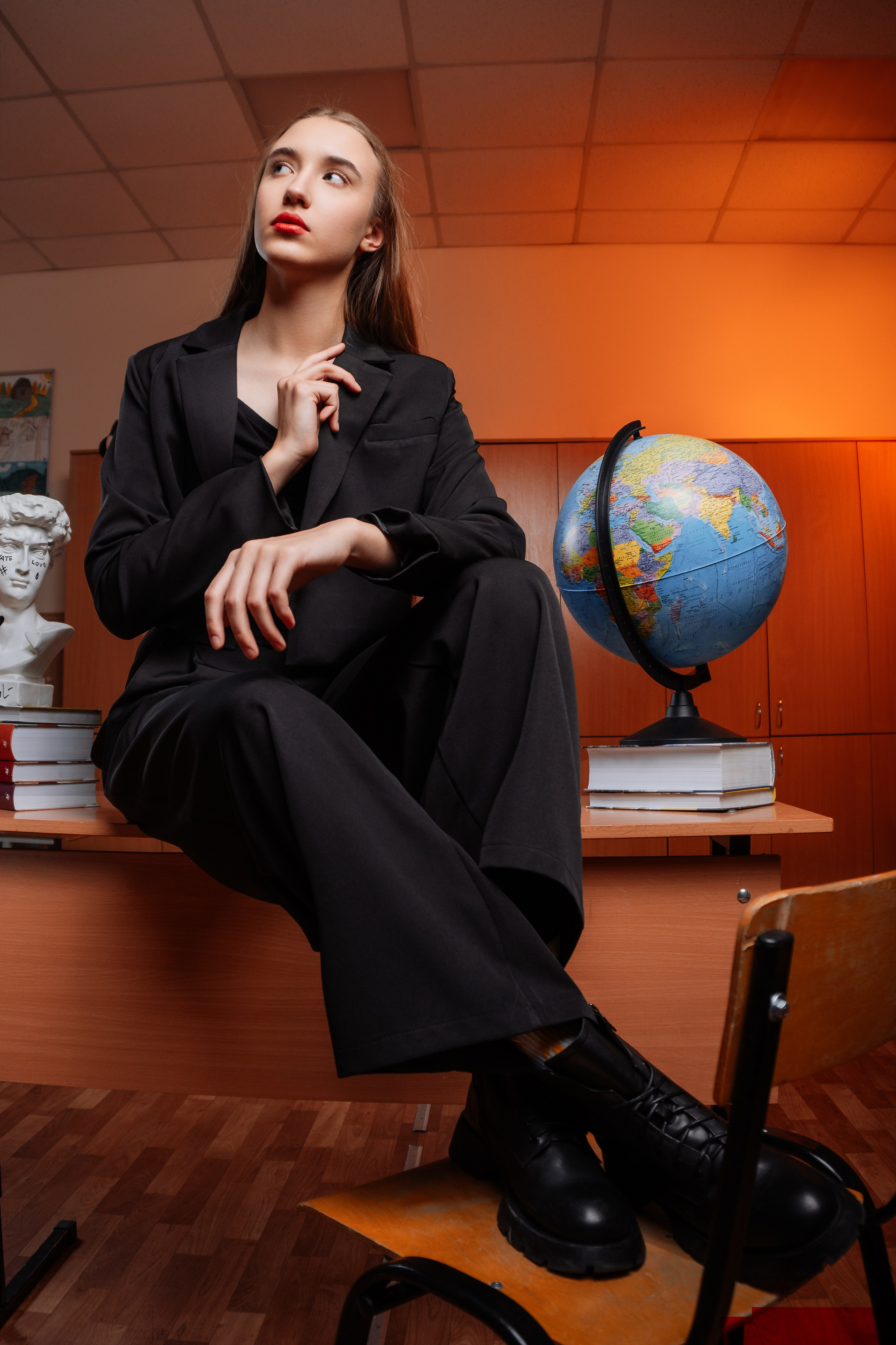            Рушим шаблоны о школьной фотографии!Мелбук. - это современный подход к созданию ярких и современных выпускных альбомов в Хабаровске и Хабаровском крае!Работаем по всему Дальнему Востоку!Наша творческая студия проводит красивые, смешные и классные фотосессии, которые подойдут для мальчиков и девочек,которые учаться в 4, 9, 11 классах.Наши макеты содержат цитаты, фото, фразы, прикольные росписи, которые мы размещаем в дипломе выпускника.Заказать выпускную книгу в городе Хабаровск, настолько же важно, как выпускная песня и выпускная лента на торжественный праздник.Дизайнер наших книг живет в СПБ, а ваши альбомы печатаются в Москве.Посмотрите наши работы на сайте, которые изготовил наш фотограф на Дальнем Востоке в 2024 - 2025 году.На нашем сайте размещены шаблоны, информация, цена и трудовой договор.                  