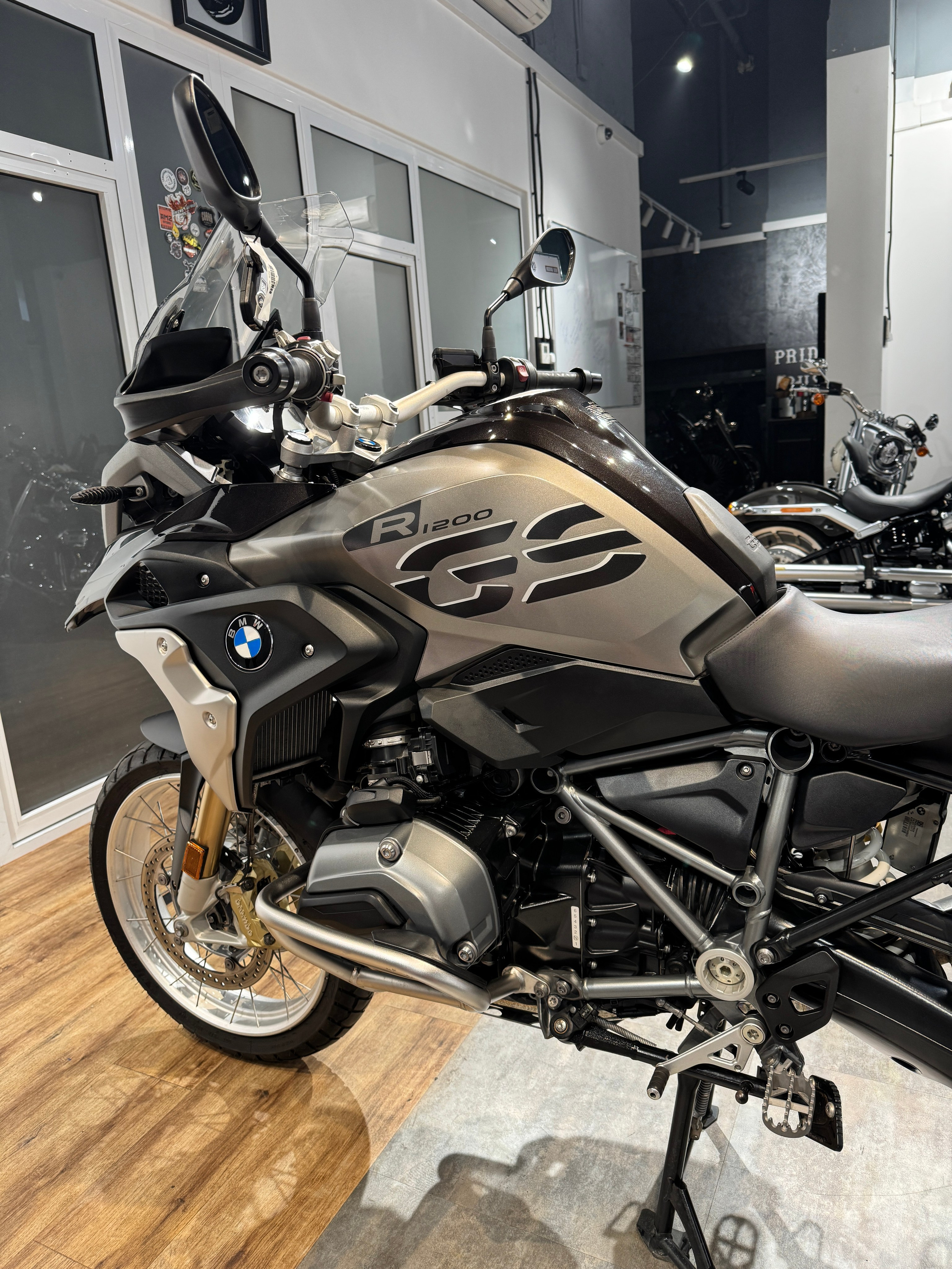 2015 BMW R1200GS Black/Agate Grey — подробнее на сайте. Hello Davidson, Москва. Только хорошие мотоциклы…