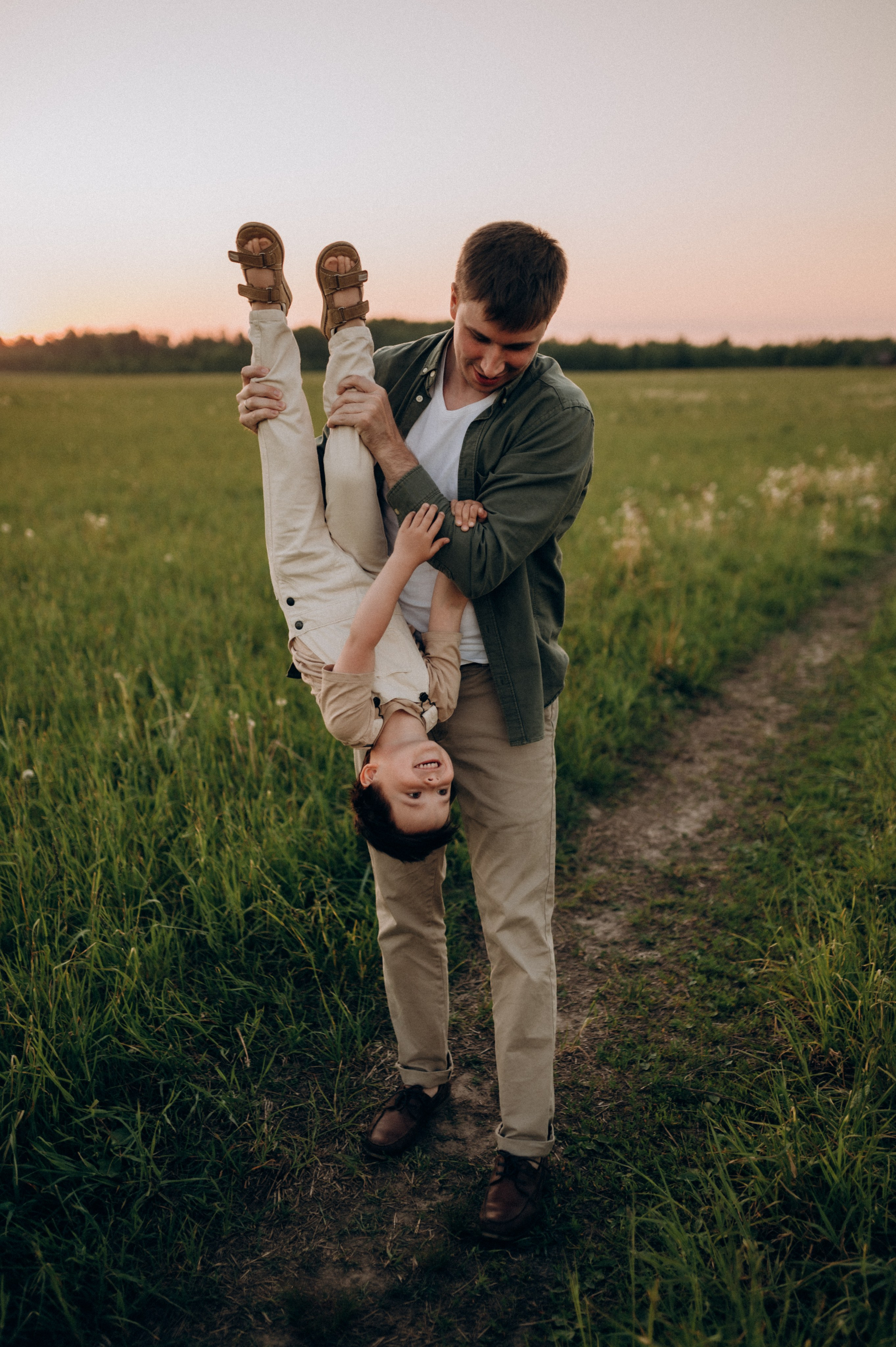 С машиной. Семейный фотограф Нагорнова Виктория