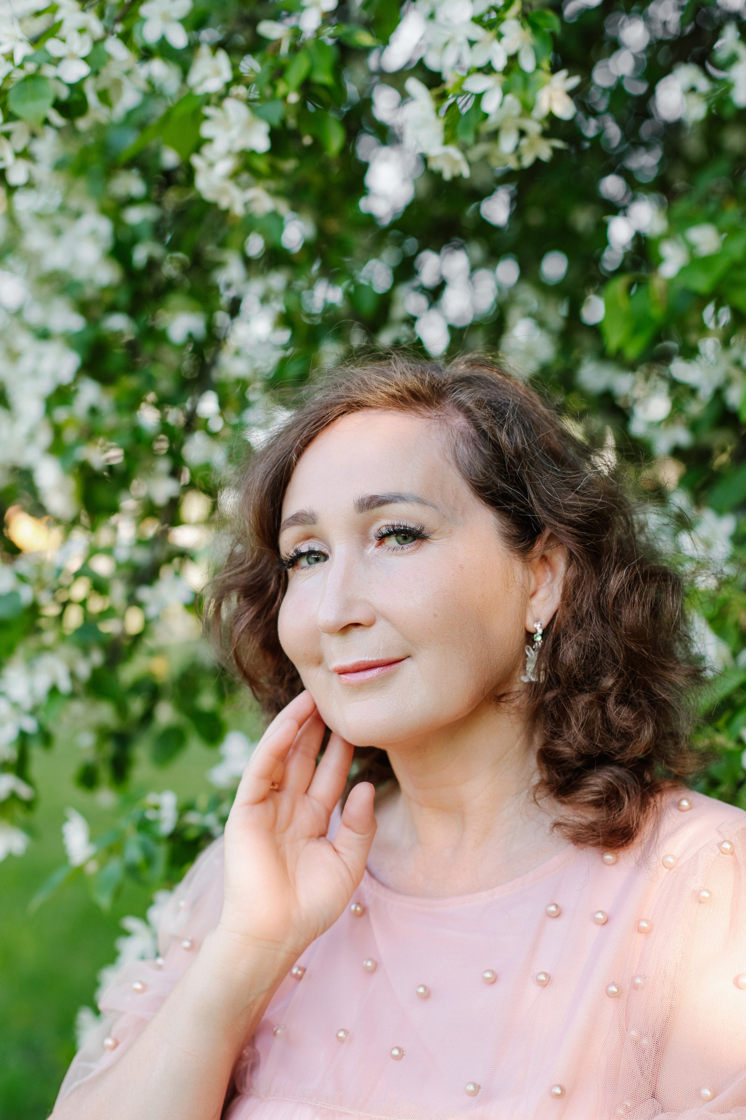 Женская фотосессия в цветении. Контентный фотограф в Перми Натали Кытманова