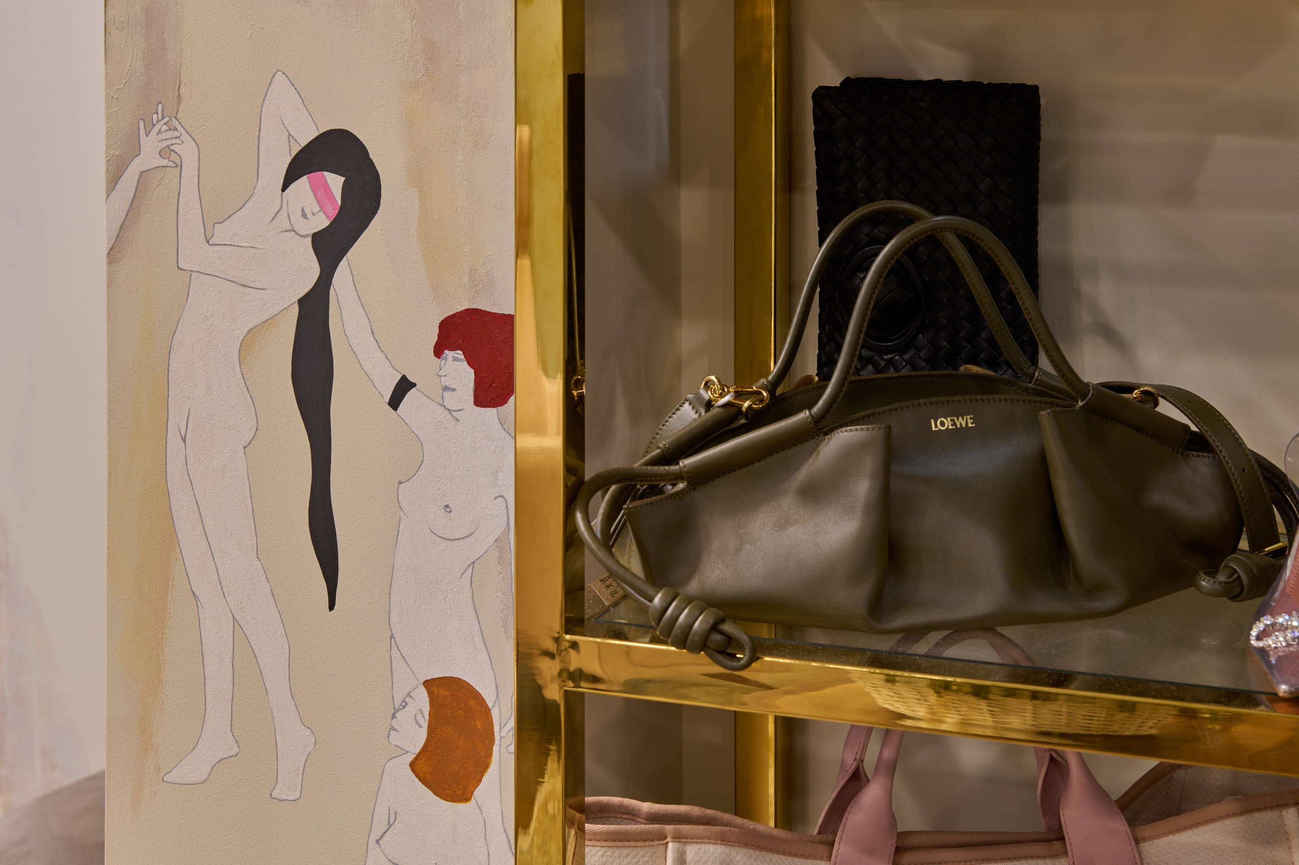 Настенная иллюстрация в интерьере магазина, деталь бренда