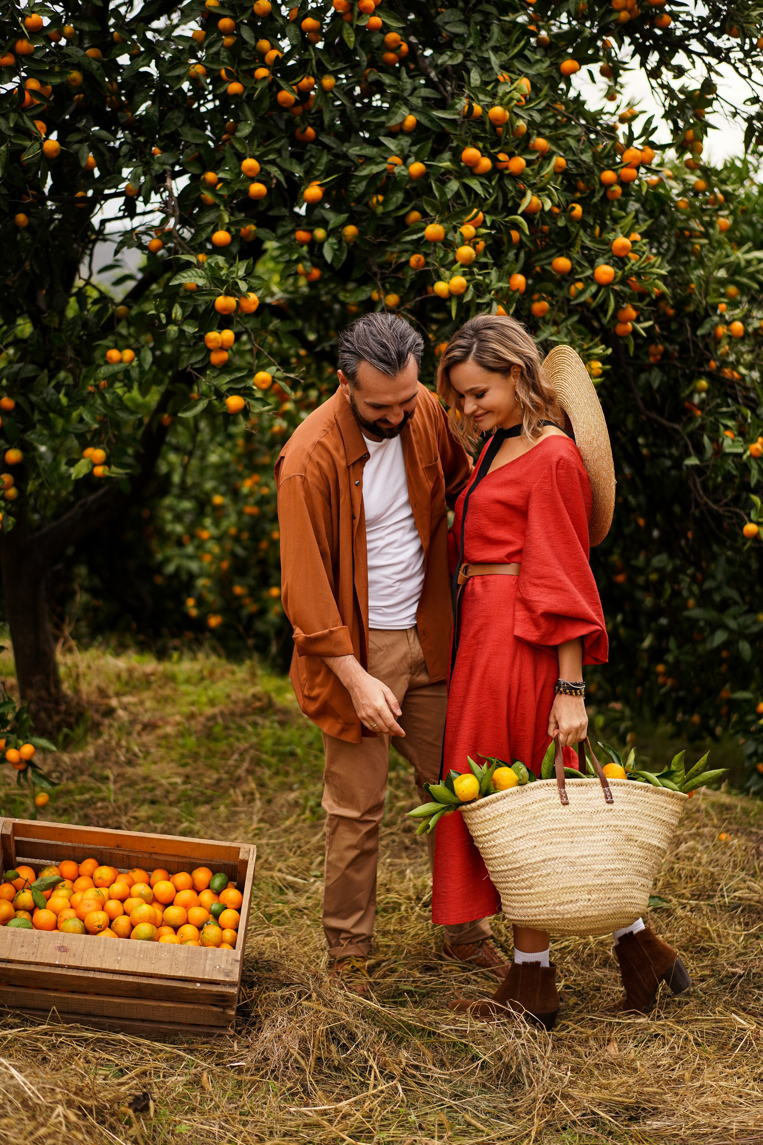 Lovestory на плантации с мандаринами в Абхазии. Фотограф Москва и Видеограф Москва