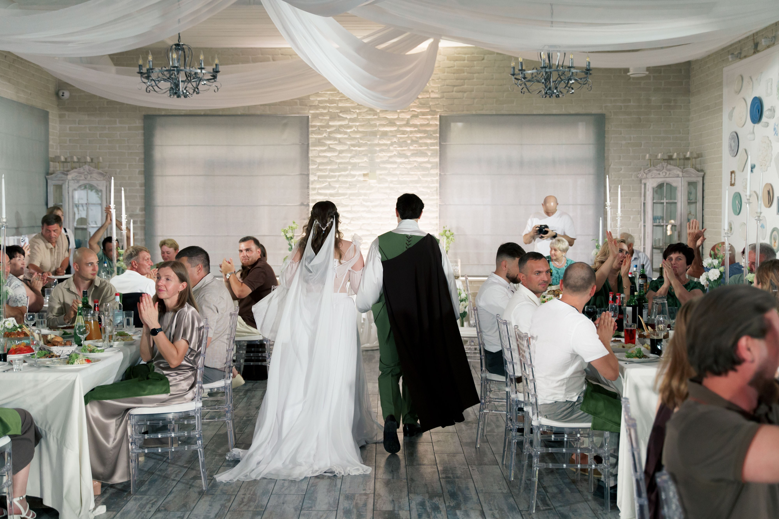 фотосессия свадебного банкета выход жениха и невесты
