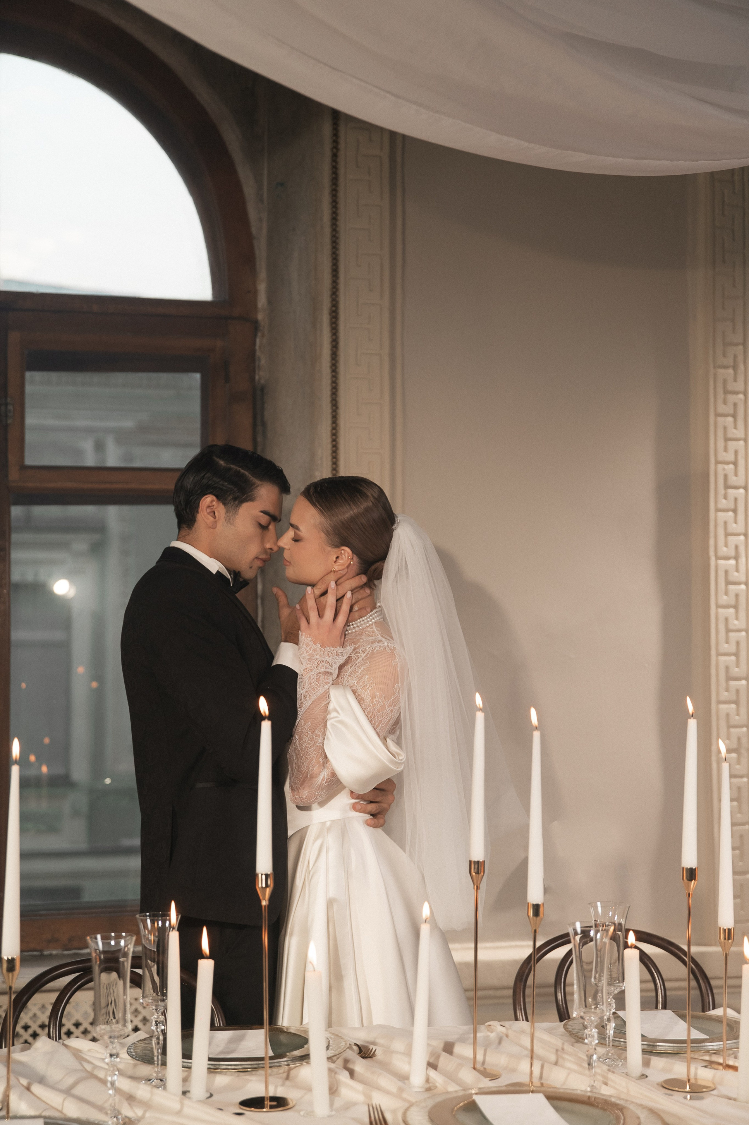 Камерный свадебный ужин при свечах в старинном особняке в фотостудии 21. Kult. Ярослава Ерина — свадебный фотограф в Москве