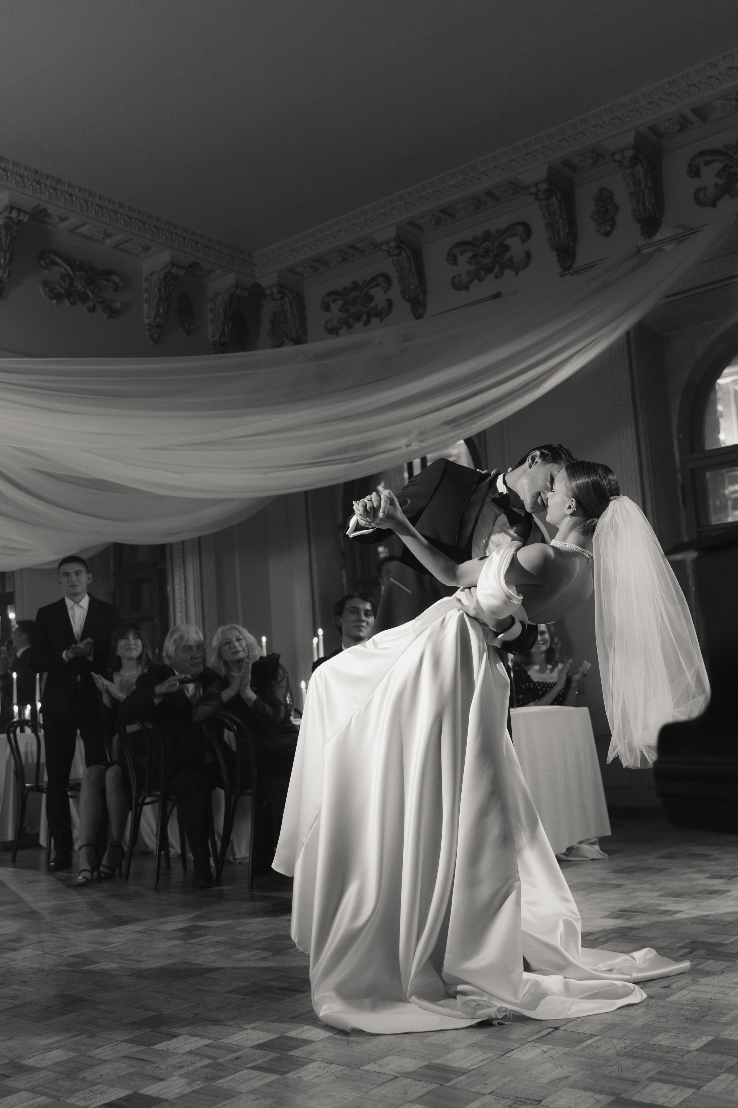 Камерный свадебный ужин при свечах в старинном особняке в фотостудии 21. Kult. Ярослава Ерина — свадебный фотограф в Москве