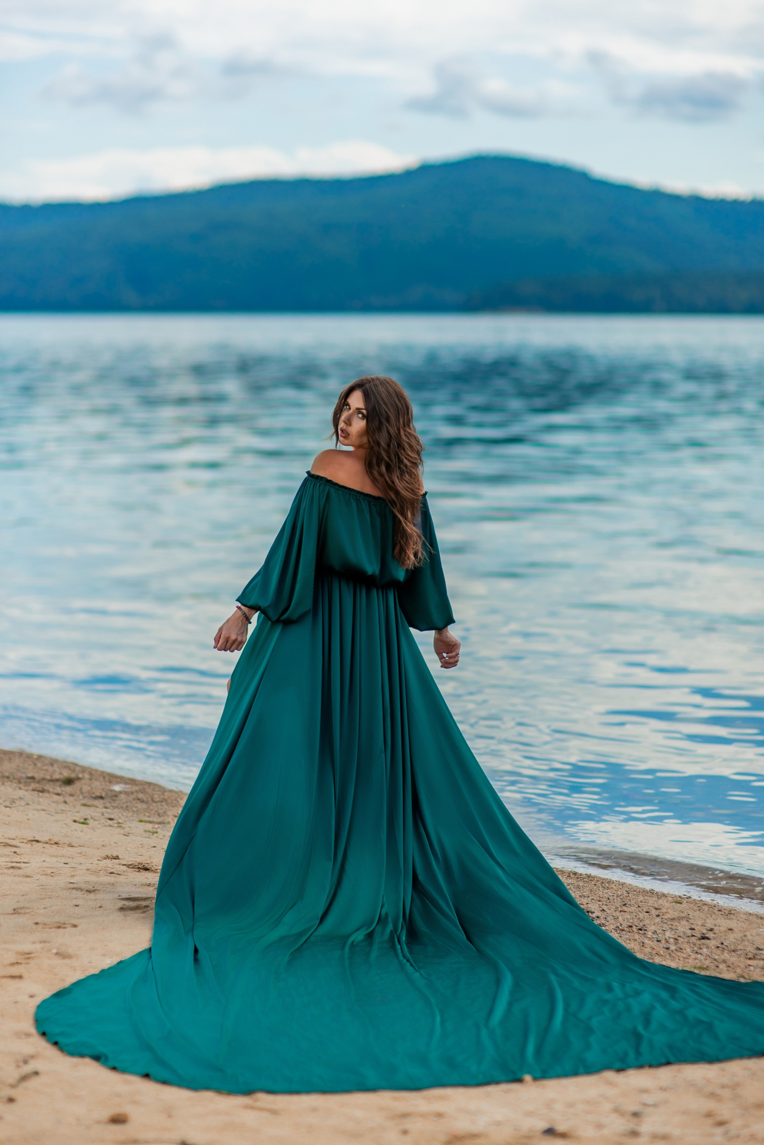 Платье летящее темно-зеленое со шлейфом для фотосессии в Иркутске на Байкале