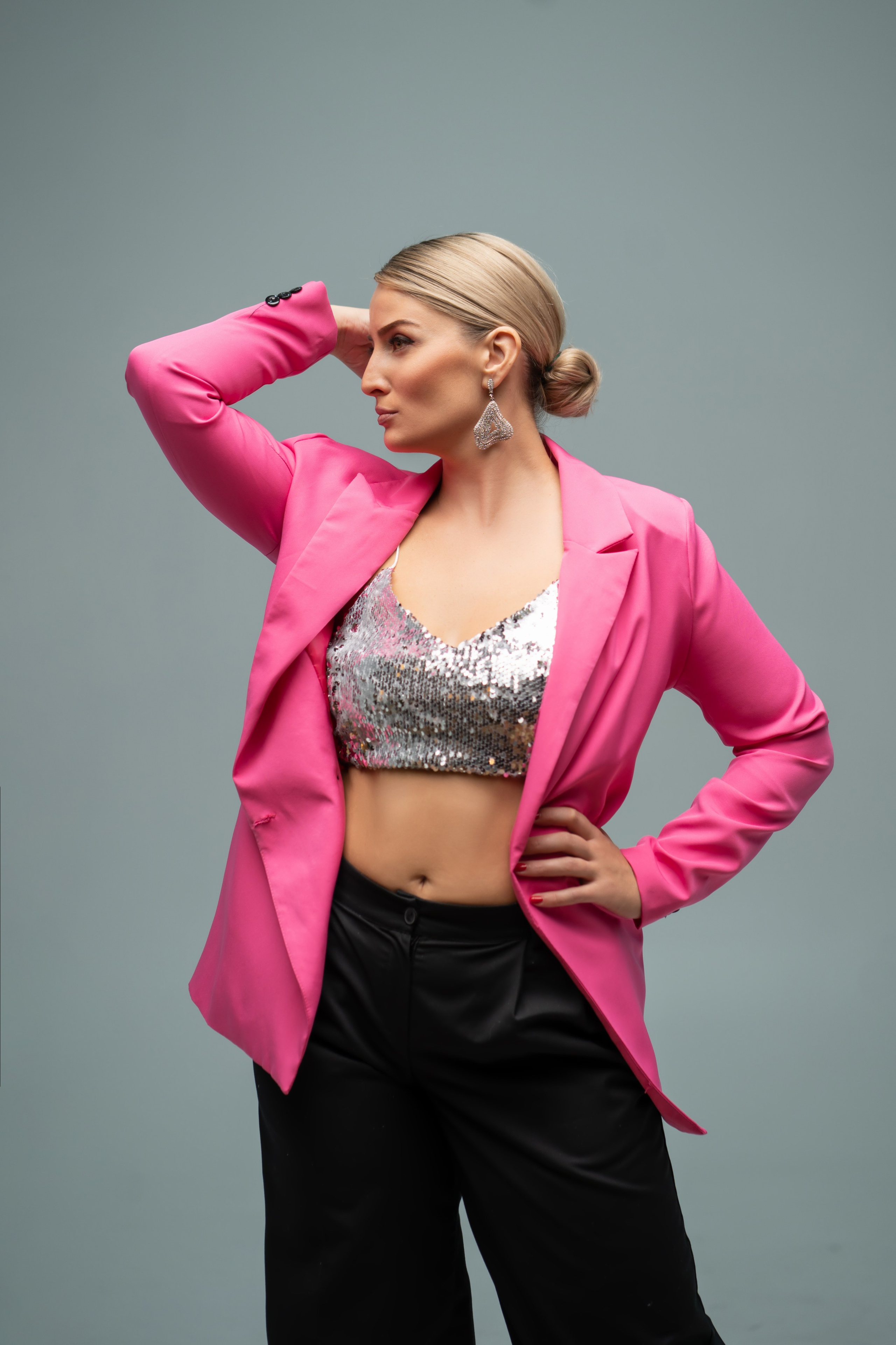 фотосессия девушки в розовом пиджаке