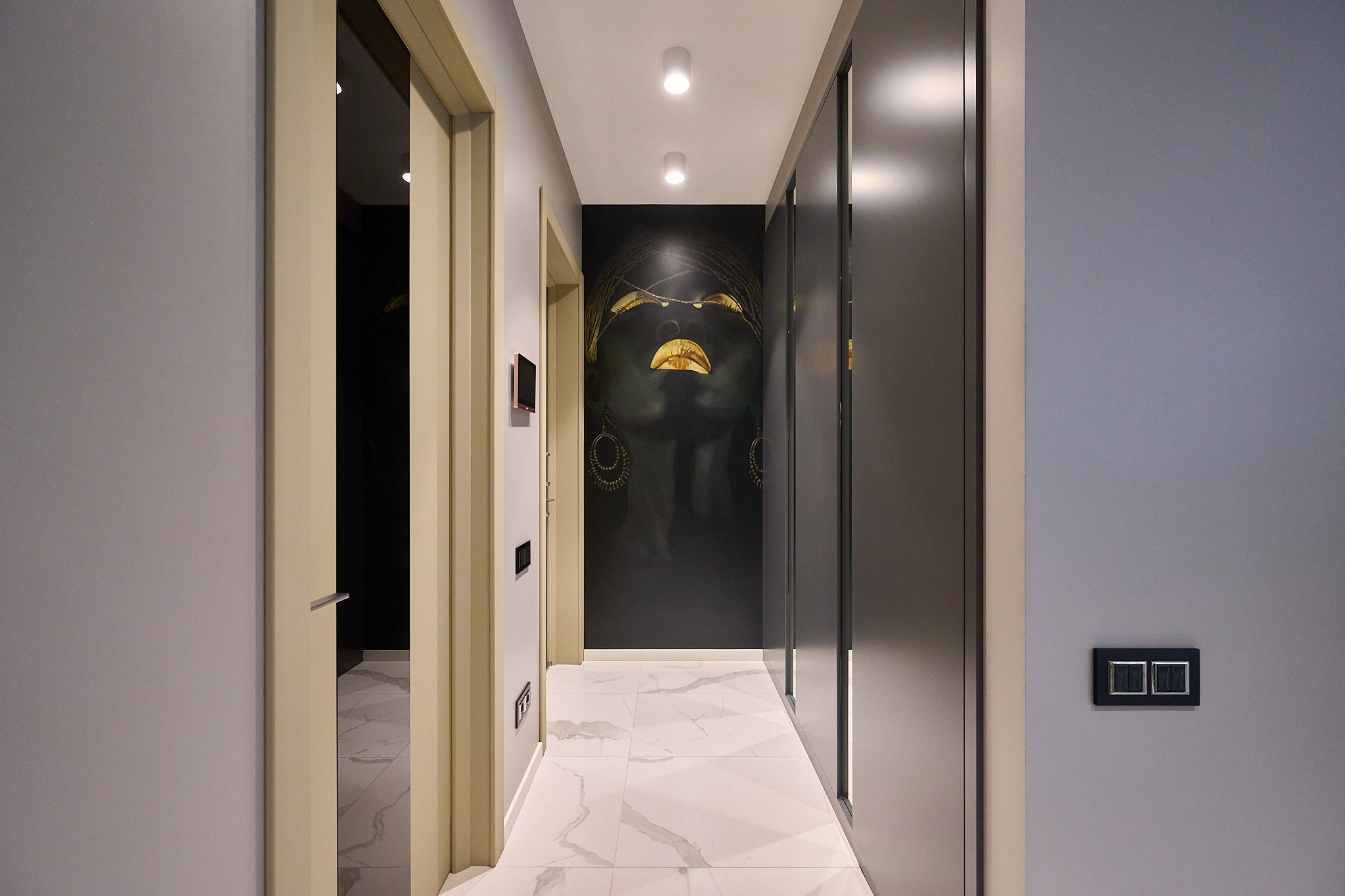 коридор серые стены черный шкаф 