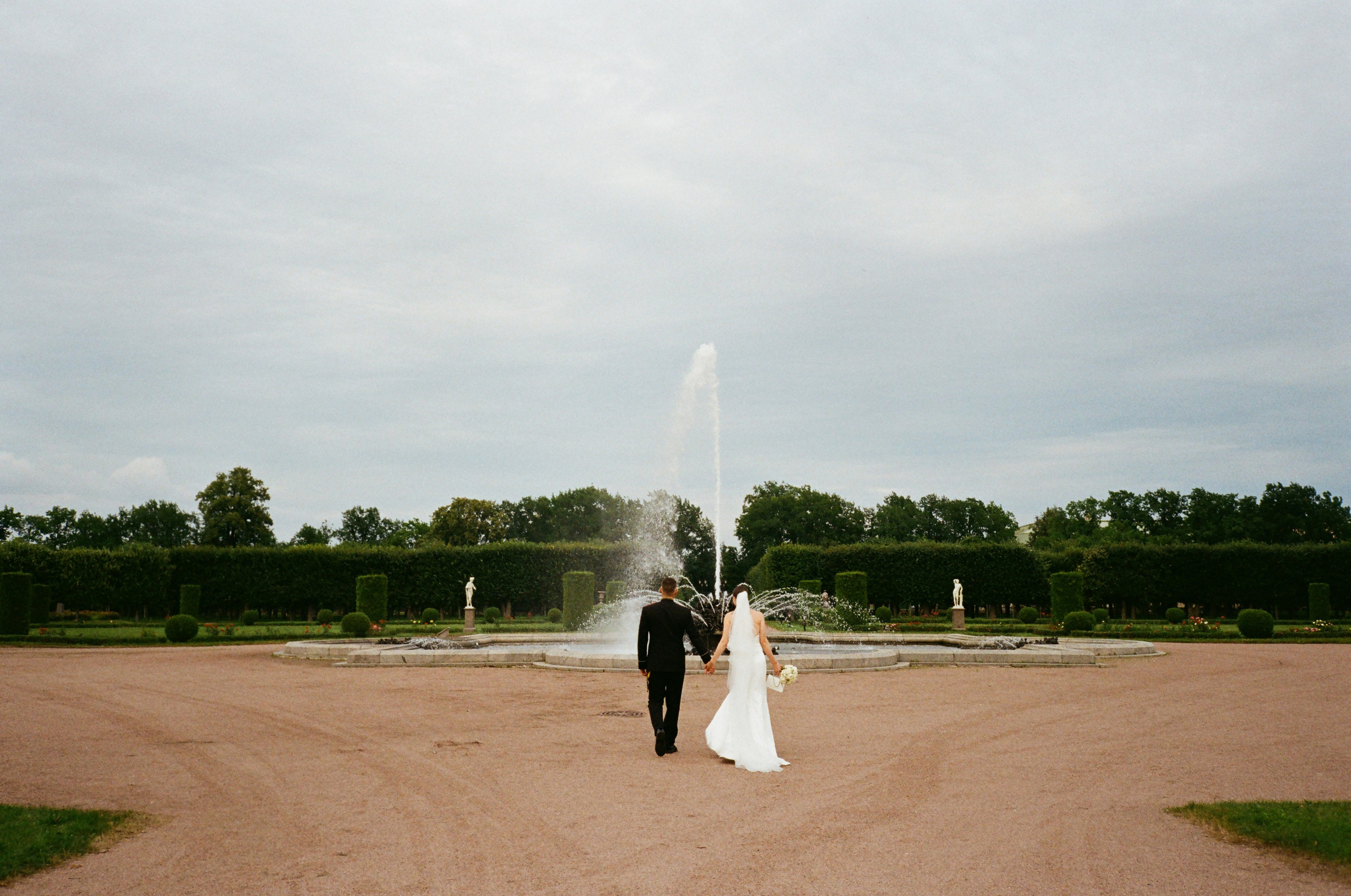 Свадебная фотосессия на пленку. Сестры Карабаза. Фотографы и ретушеры в Москве и Санкт-Петербурге