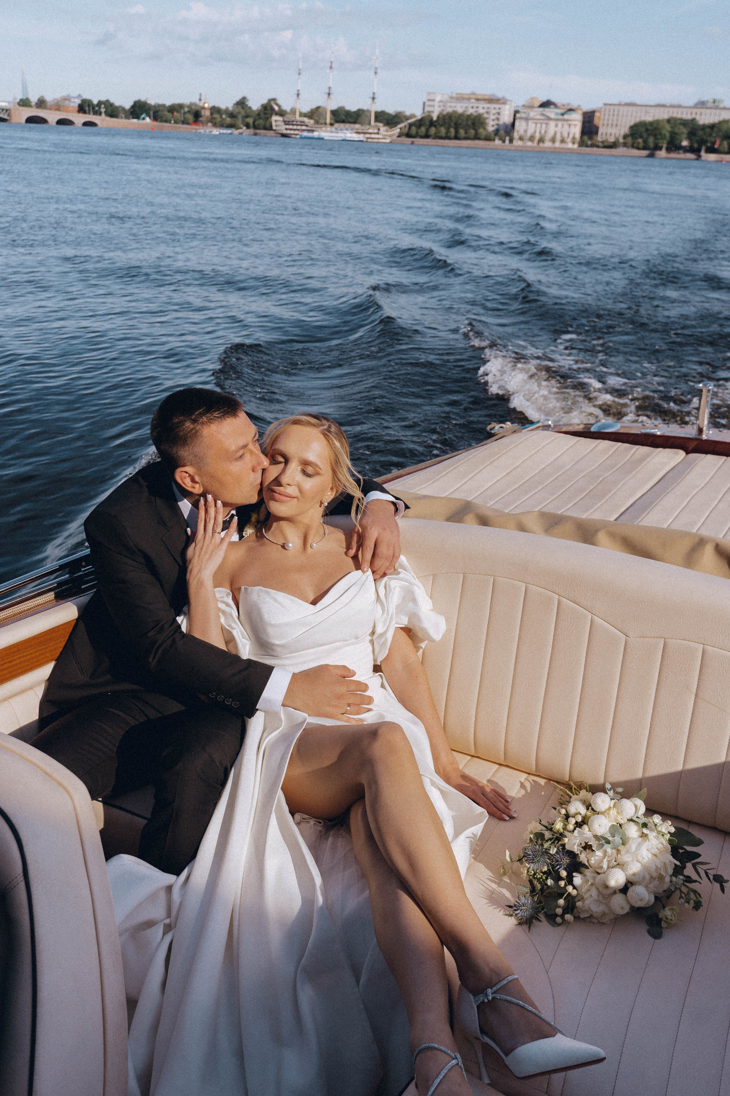 СВАДЕНБНАЯ СЬЕМКА НА КАТЕРЕ ПО КАНАЛАМ САНКТ-ПЕТЕРБУРГА И В АКВАТОРИИ НЕВЫ. Профессиональный фотограф, Санкт-Петербург — Виктория Богомолова