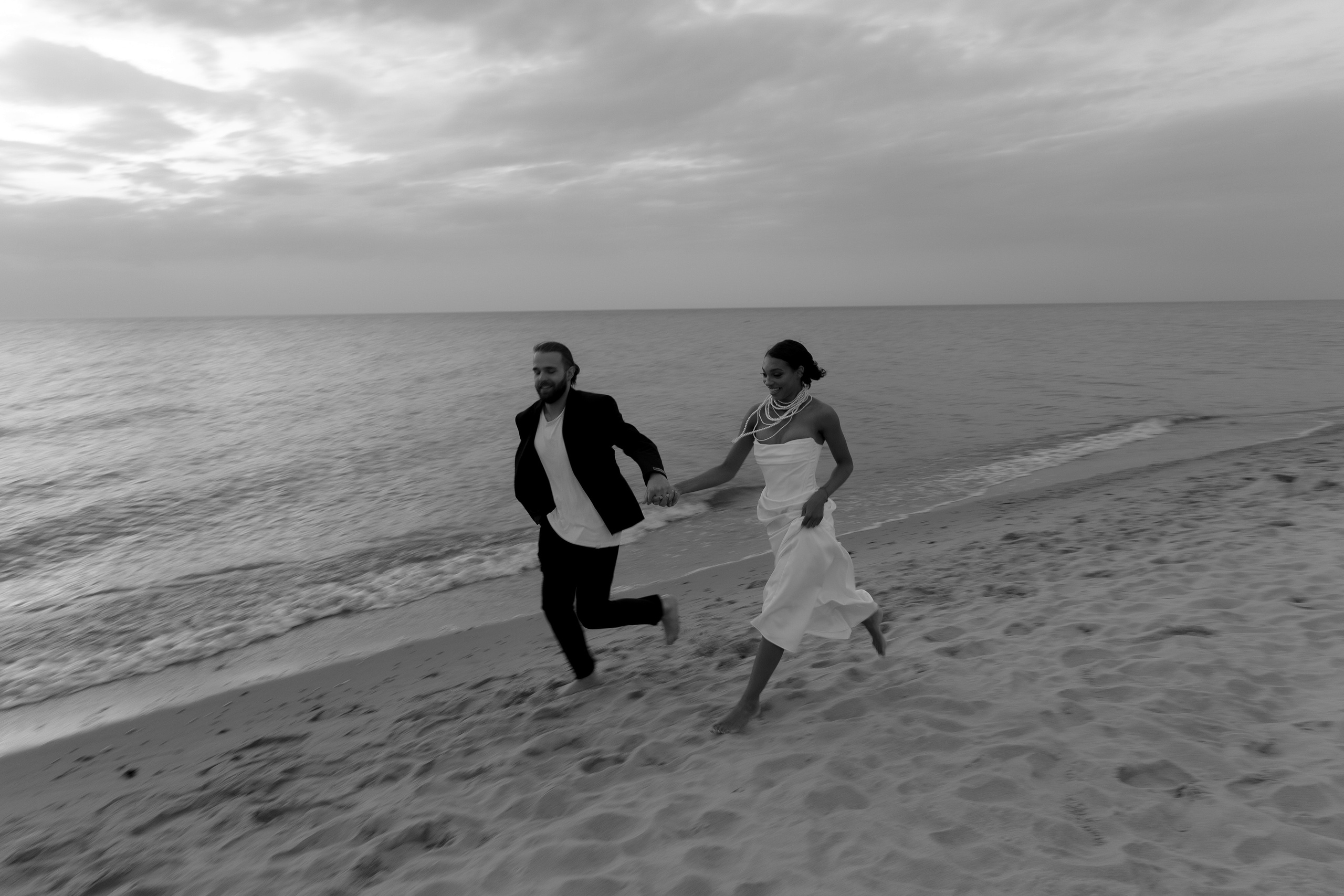 Выездная регистрация на море с белыми розами. Свадебный фотограф Калининград