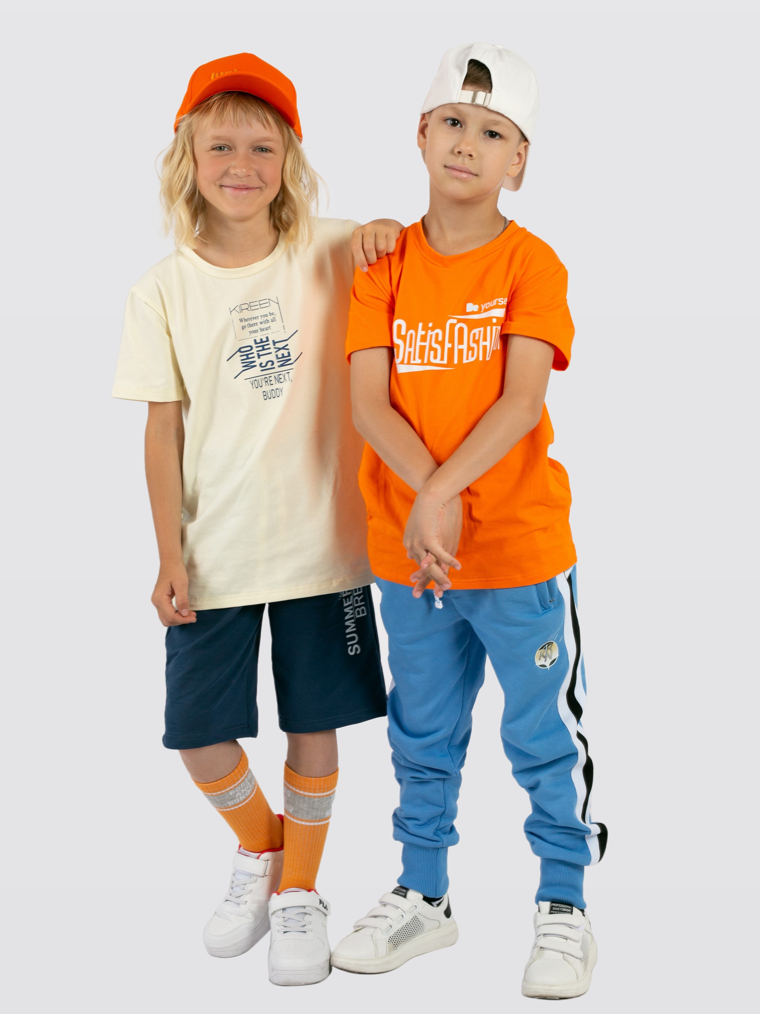 Детская одежда на белом фоне с тенями. Предметная, рекламная фотосъёмка в Орле. Предметный фотограф в Орле