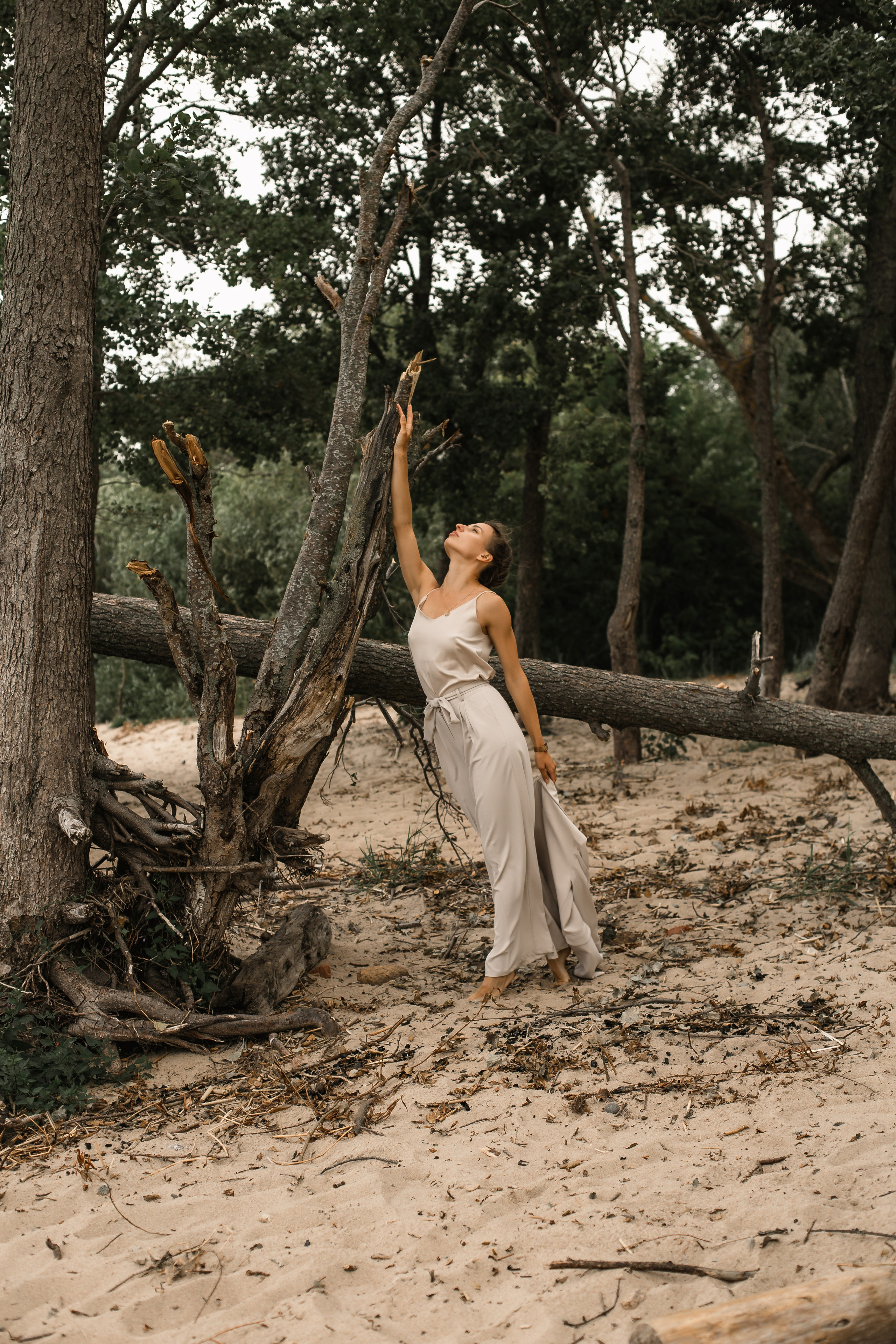 На пляже финского залива девушка. Берег кронштадта.