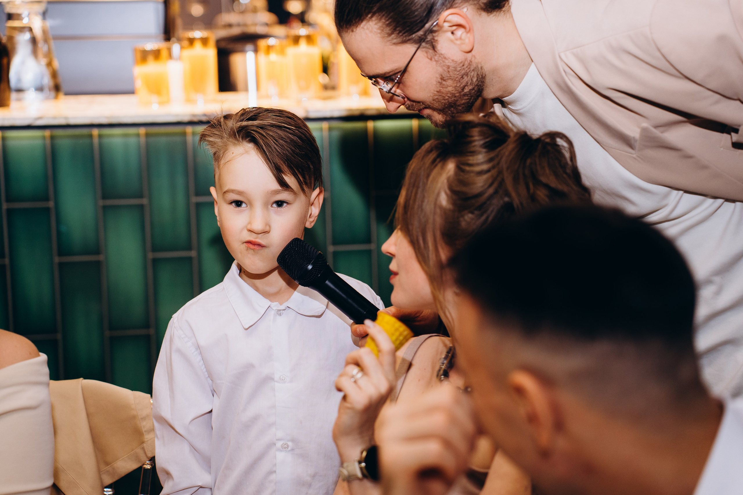 Веселые гости танцуют на свадебном банкете — репортажная съемка свадебных мероприятий в Москве с живыми эмоциями.