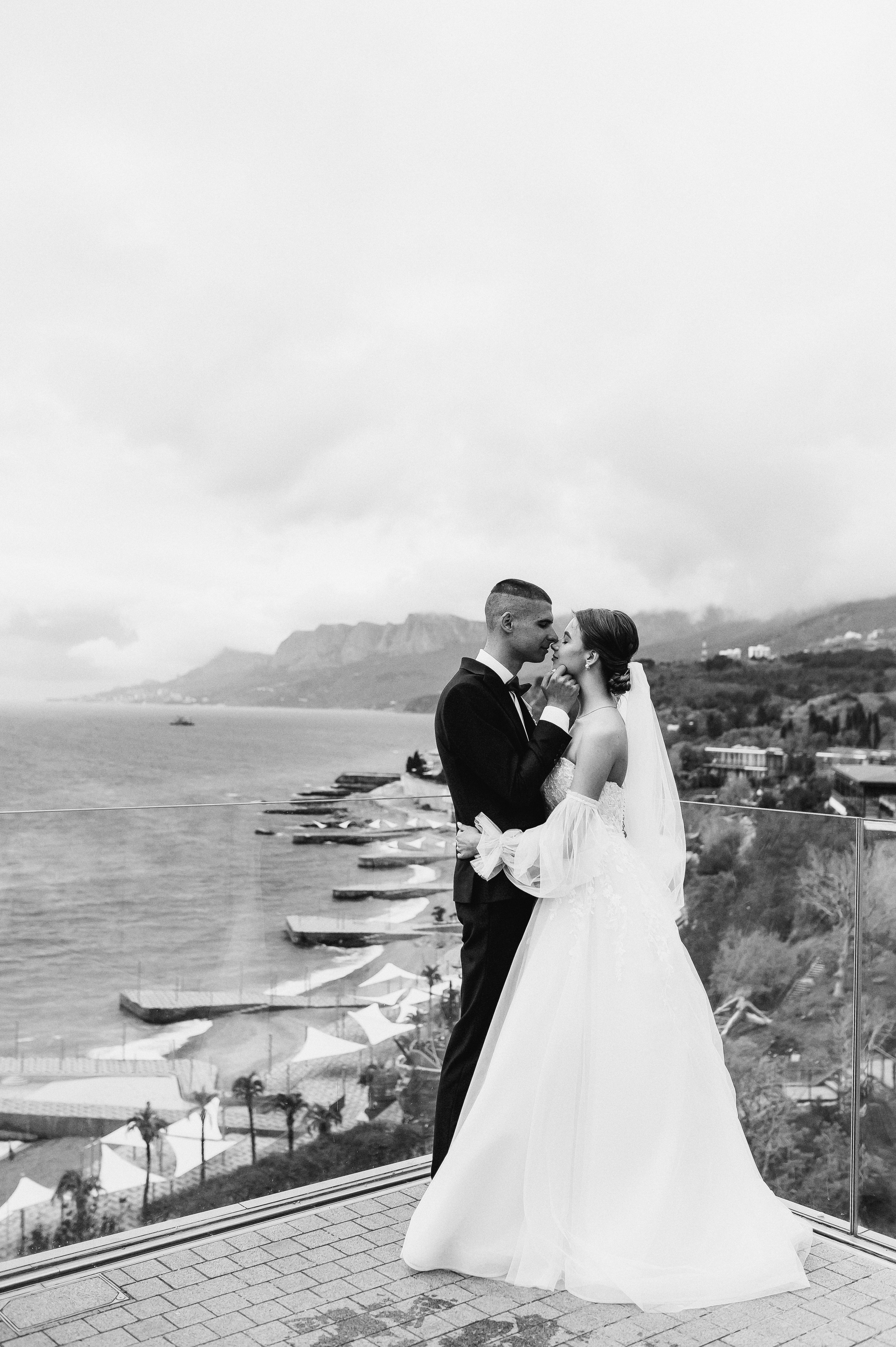 Свадебное утро и прогулка красивой яркой пары. Свадебный и семейный фотограф в Симферополе Дарья Маркова