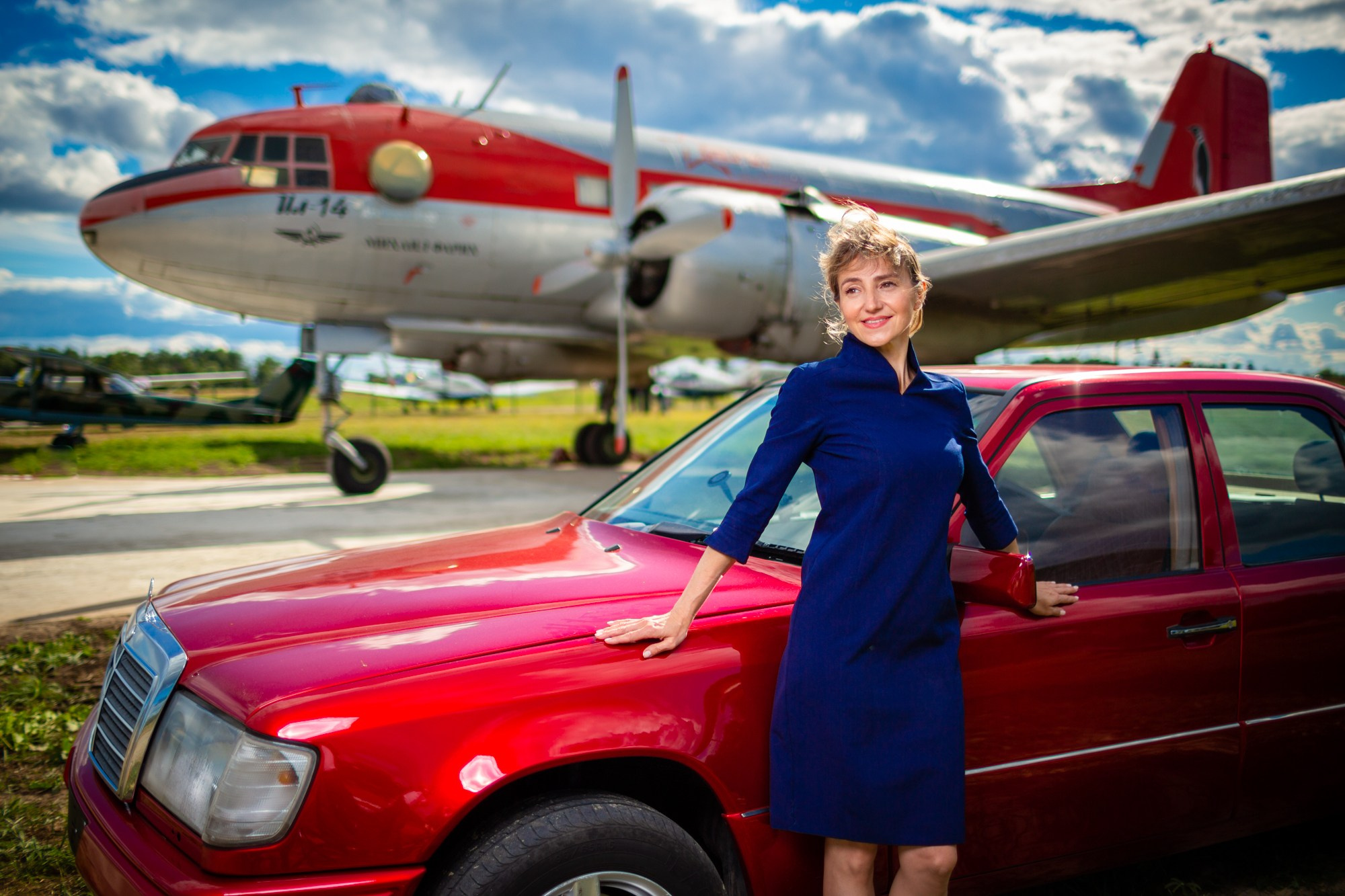 Фотосъёмка с автомобилями на аэродроме. Авиационная техника для кино, рекламы и фотосессий