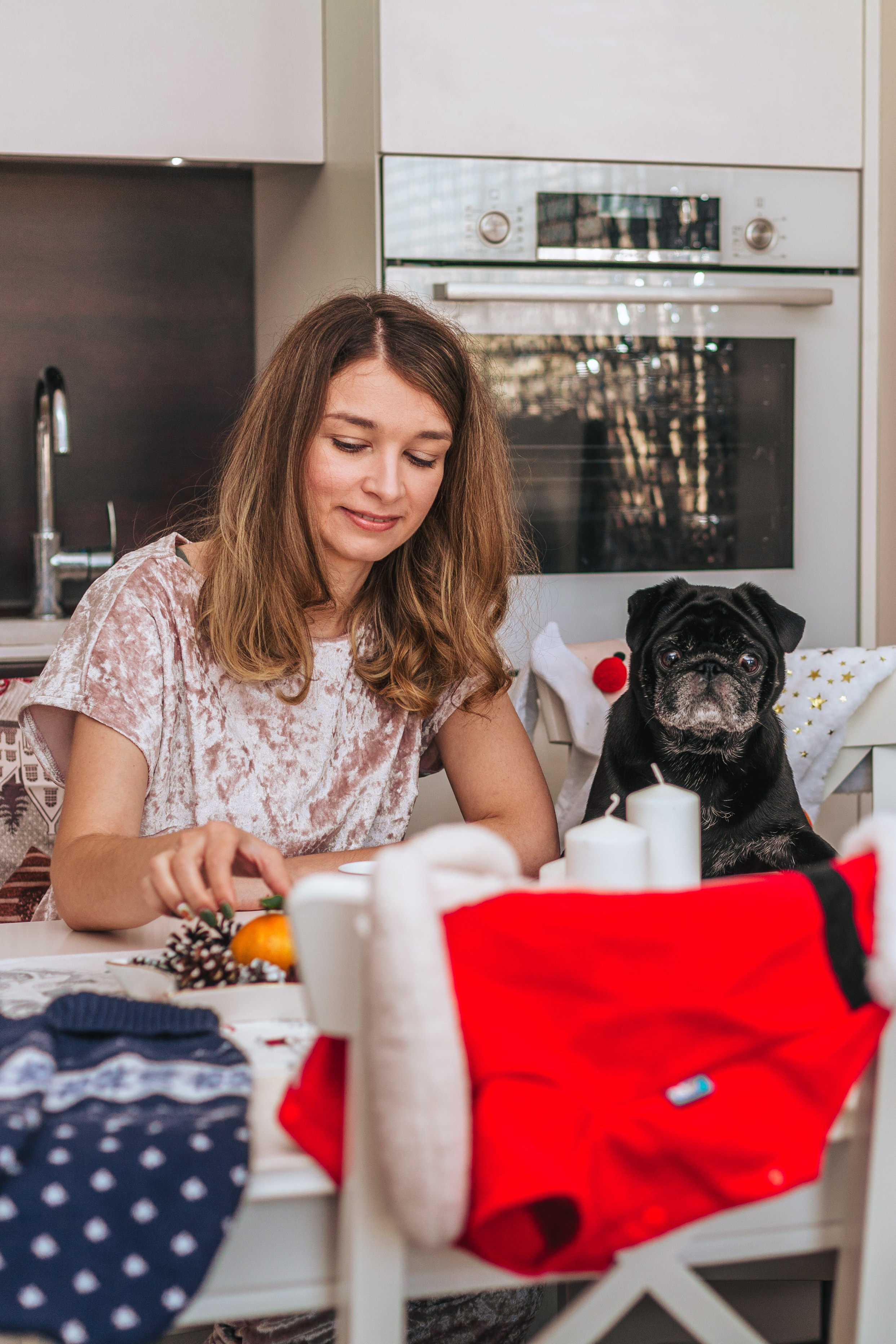 Домашняя фотосессия Оли и двух ее мопсов. Фотограф-анималист Татьяна Степанова