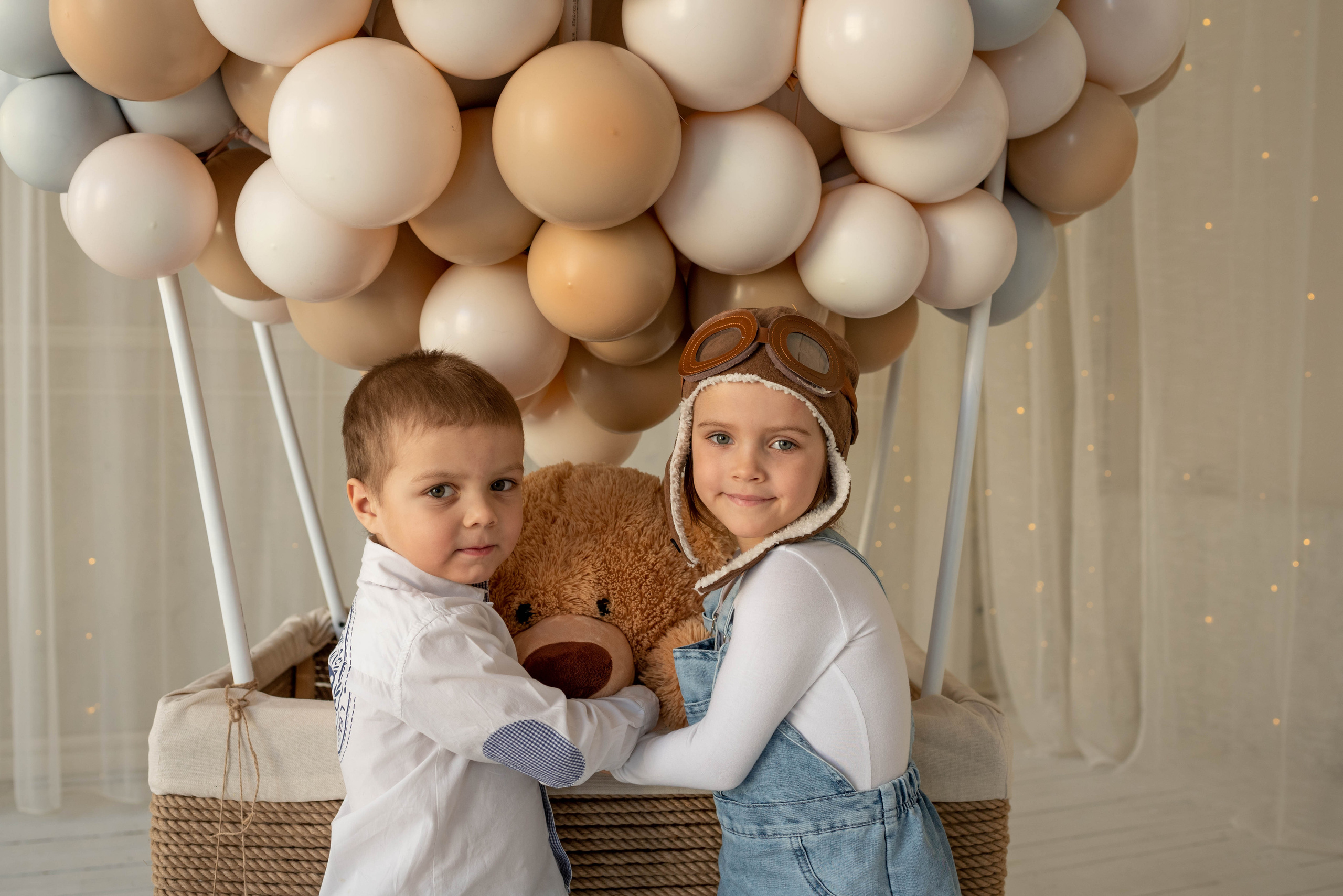 Алеша и Аня с воздушным шаром. Семейный и детский фотограф Оля в Тюмени