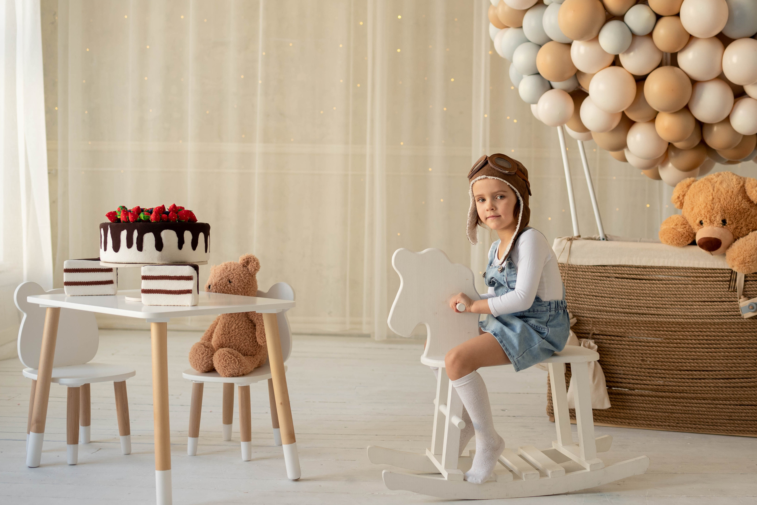 Алеша и Аня с воздушным шаром. Семейный и детский фотограф Оля в Тюмени