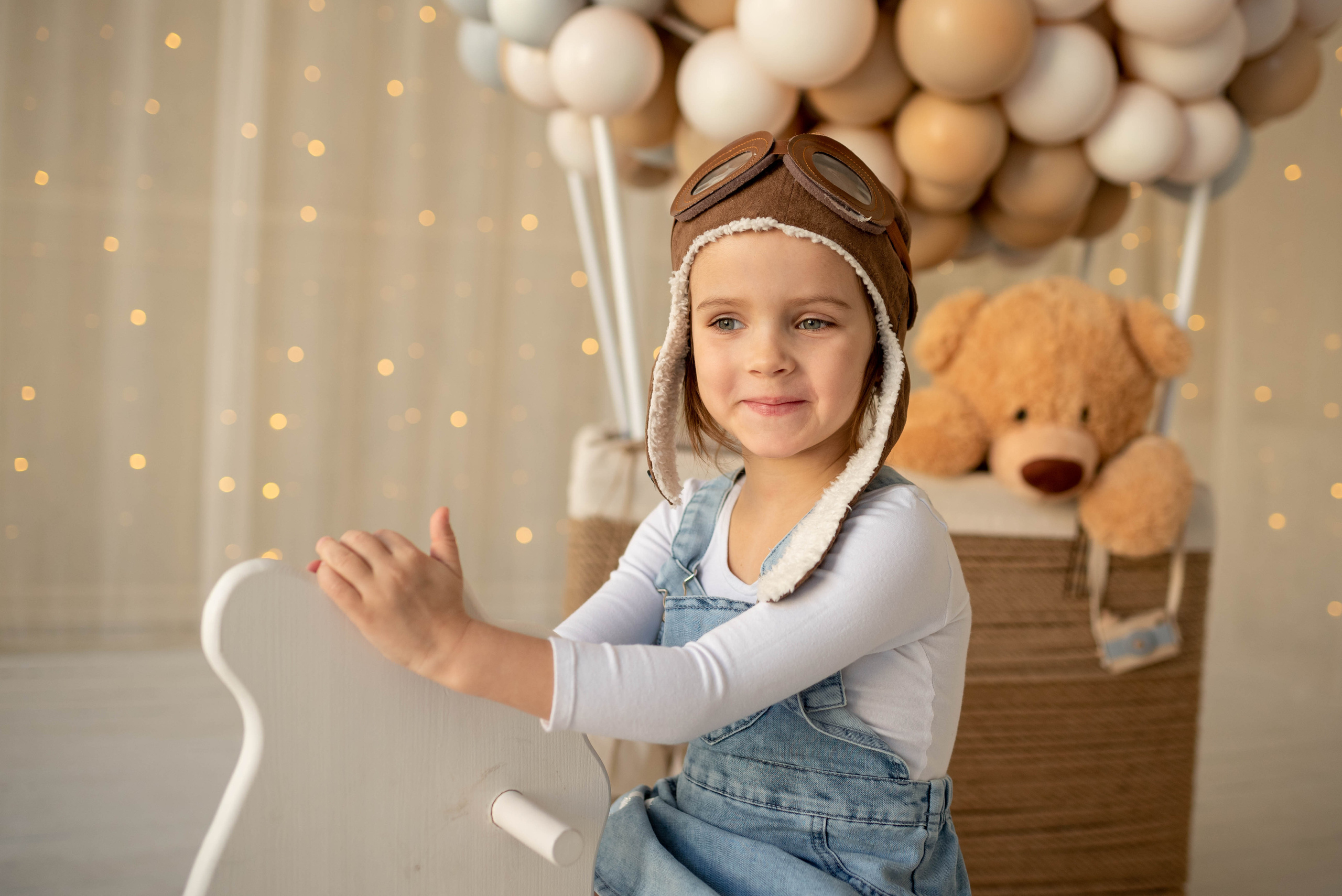 Алеша и Аня с воздушным шаром. Семейный и детский фотограф Оля в Тюмени