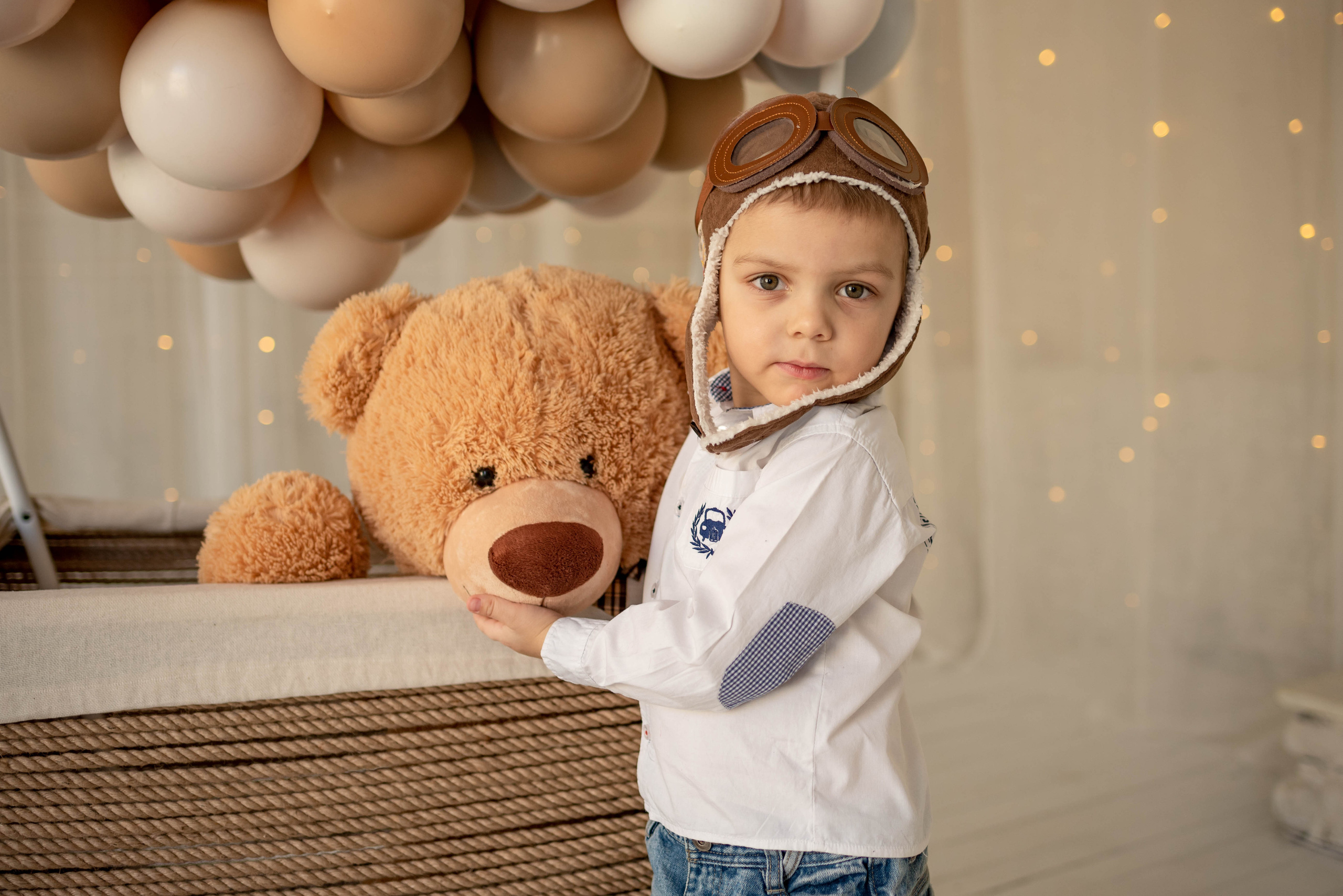 Алеша и Аня с воздушным шаром. Семейный и детский фотограф Оля в Тюмени