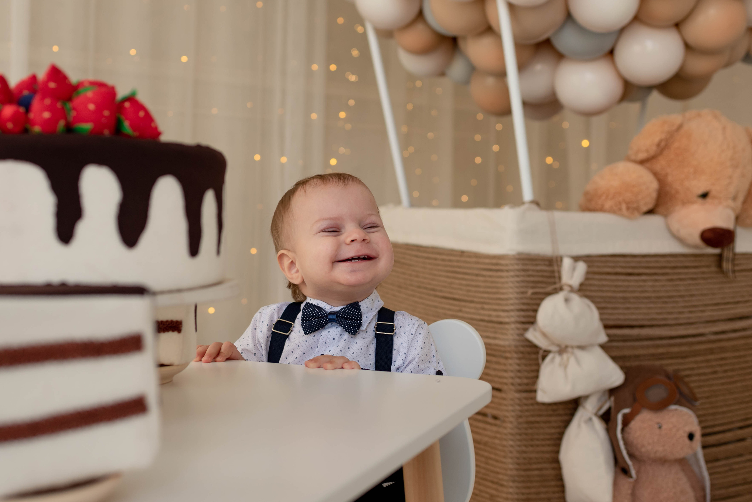 Максим с воздушным шаром. Семейный и детский фотограф Оля в Тюмени