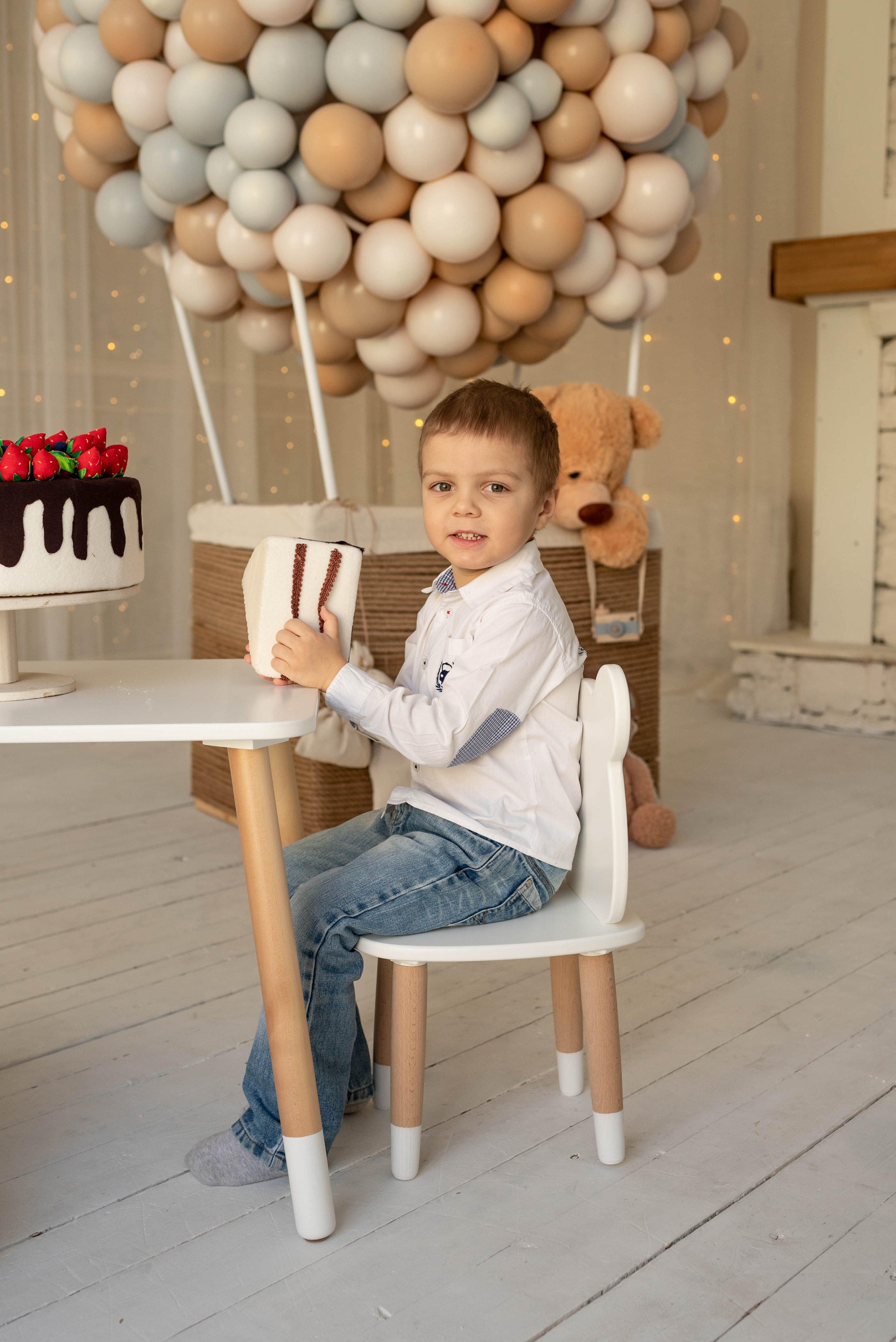 Алеша и Аня с воздушным шаром. Семейный и детский фотограф Оля в Тюмени