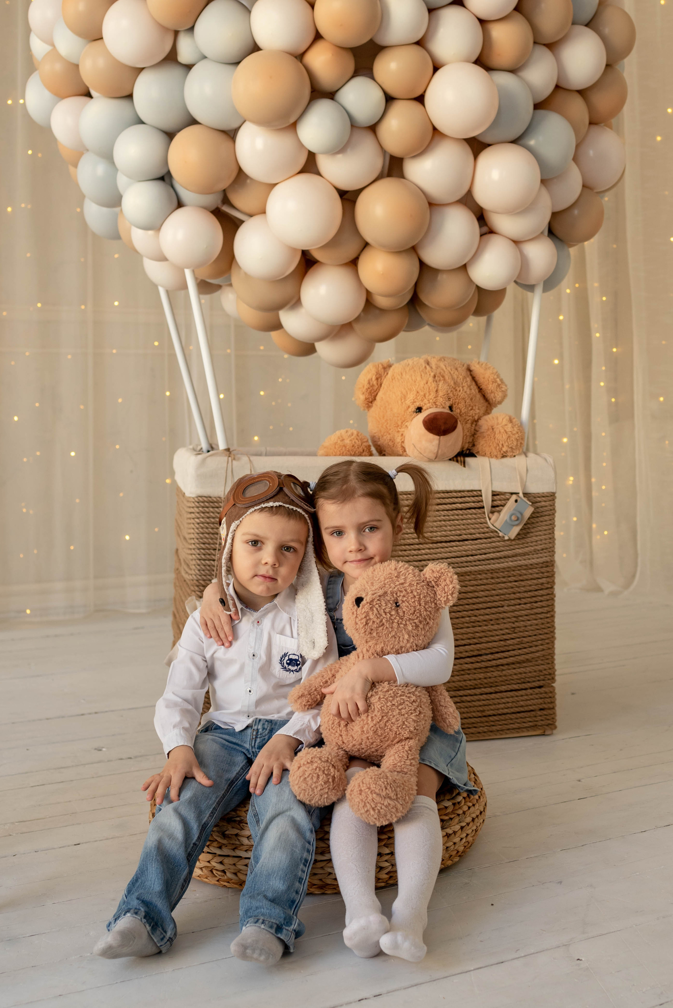 Алеша и Аня с воздушным шаром. Семейный и детский фотограф Оля в Тюмени