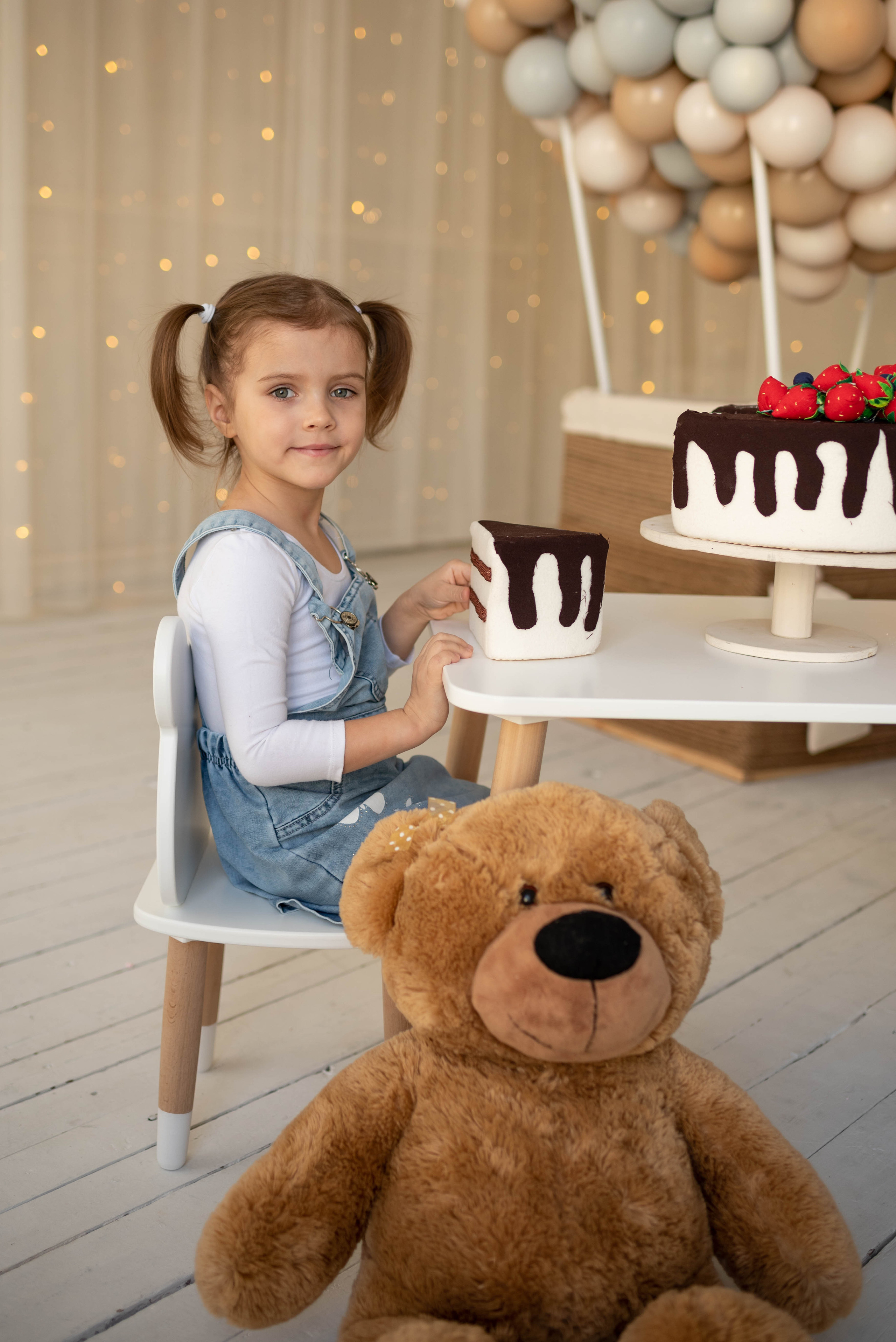 Алеша и Аня с воздушным шаром. Семейный и детский фотограф Оля в Тюмени