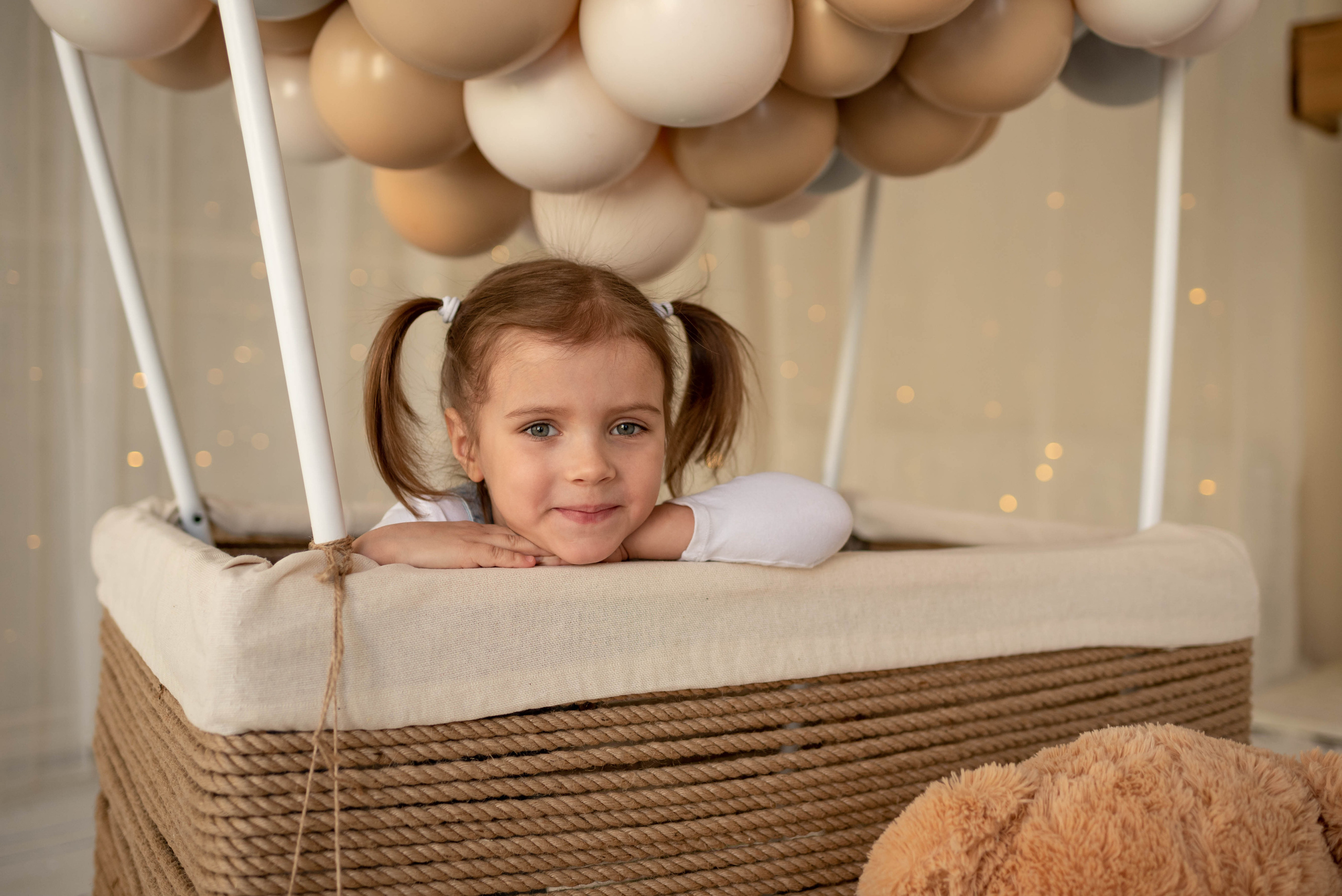 Алеша и Аня с воздушным шаром. Семейный и детский фотограф Оля в Тюмени
