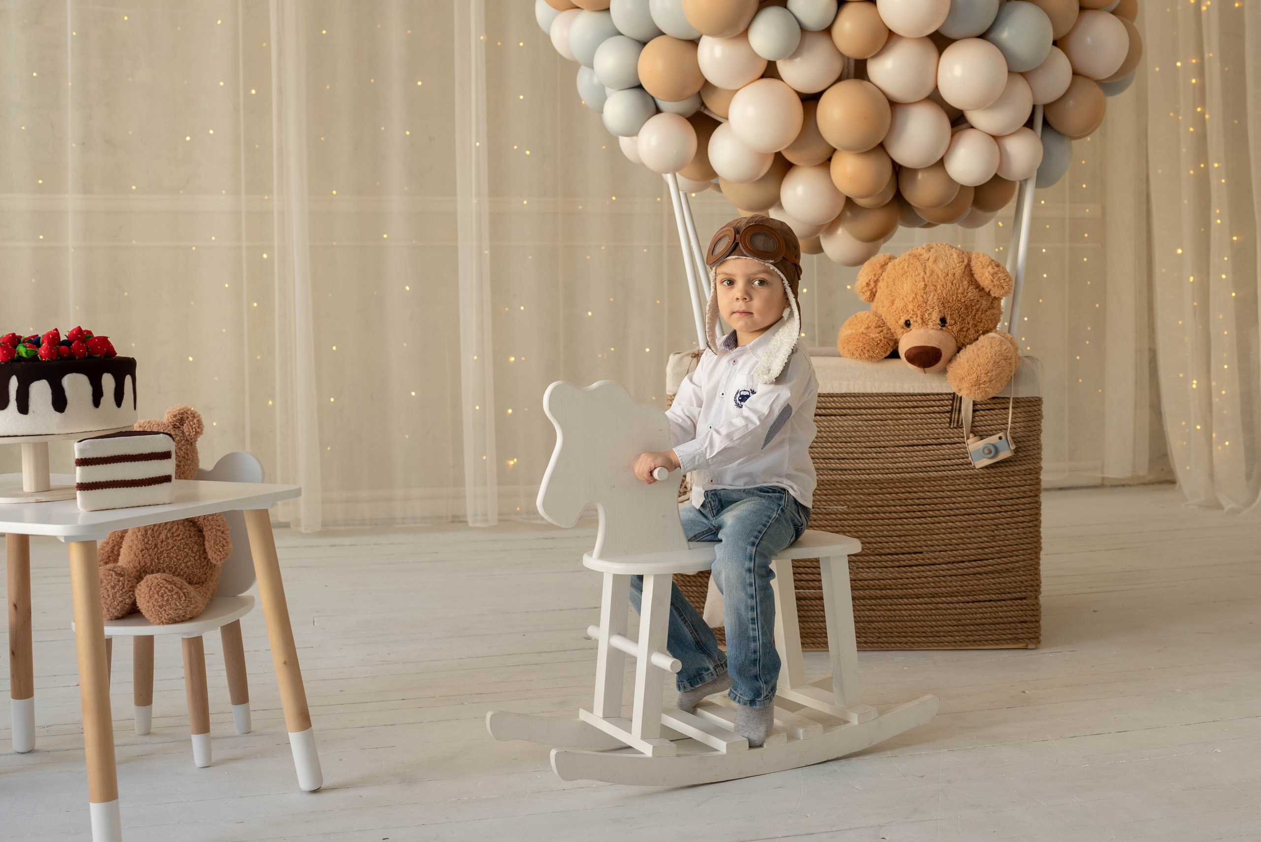 Алеша и Аня с воздушным шаром. Семейный и детский фотограф Оля в Тюмени