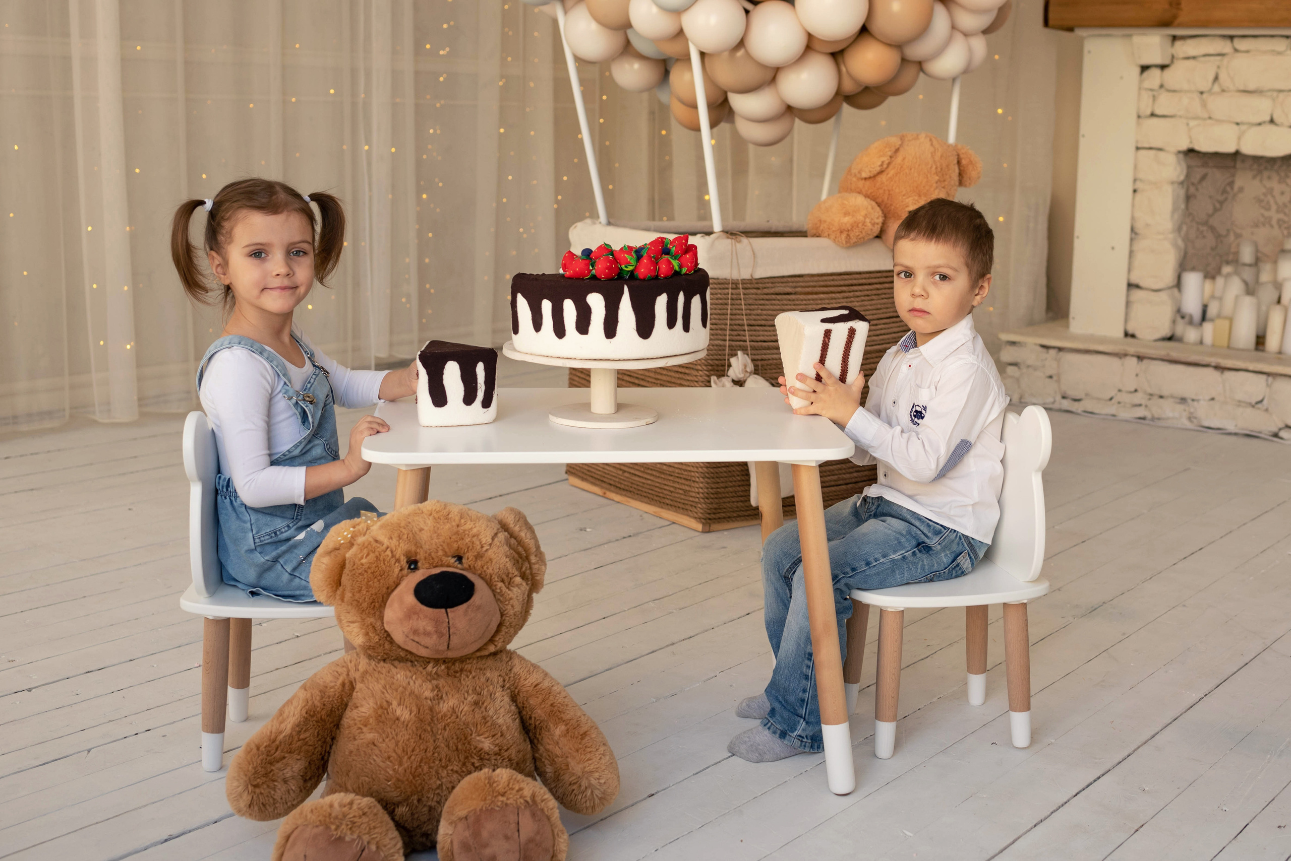 Алеша и Аня с воздушным шаром. Семейный и детский фотограф Оля в Тюмени