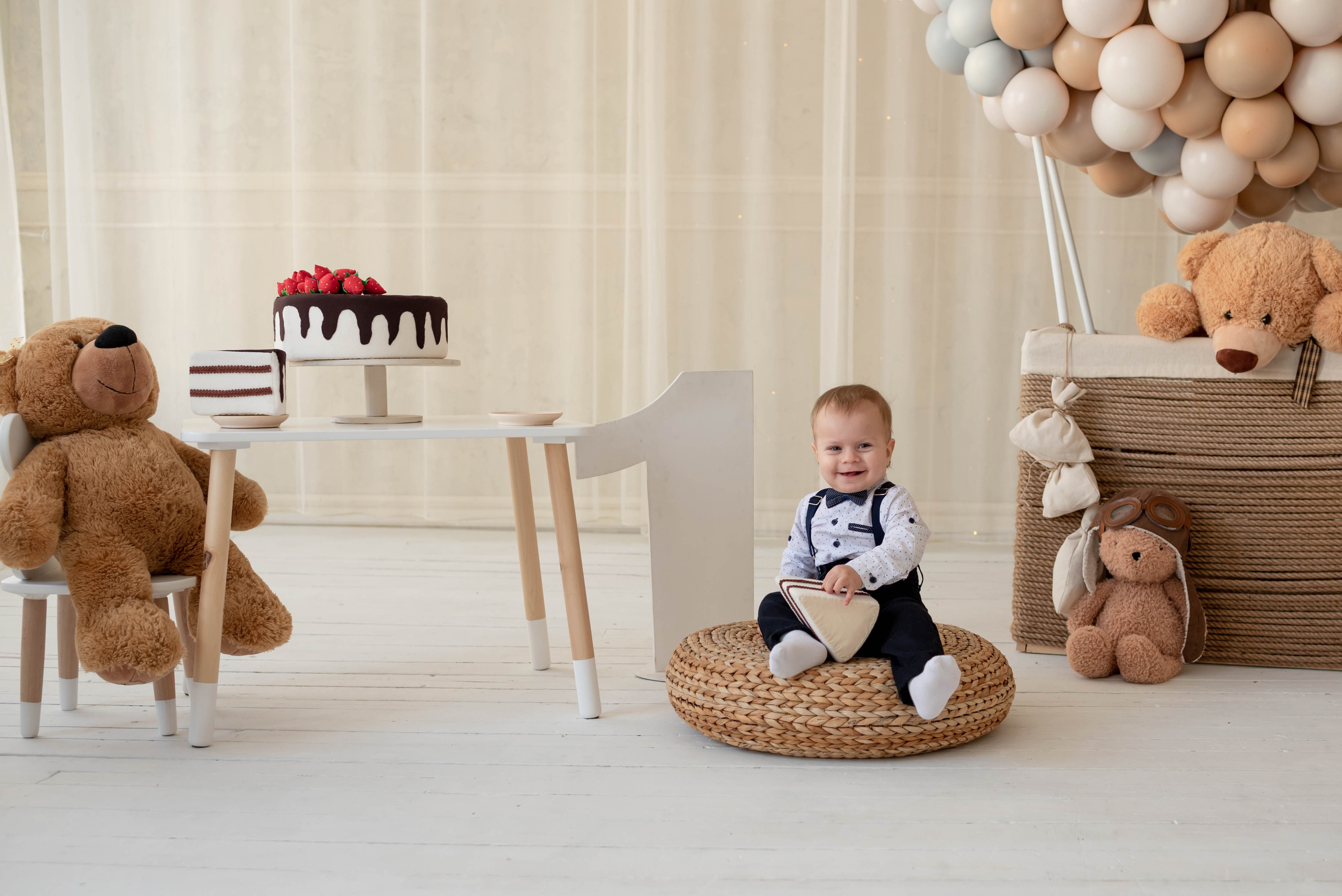 Максим с воздушным шаром. Семейный и детский фотограф Оля в Тюмени