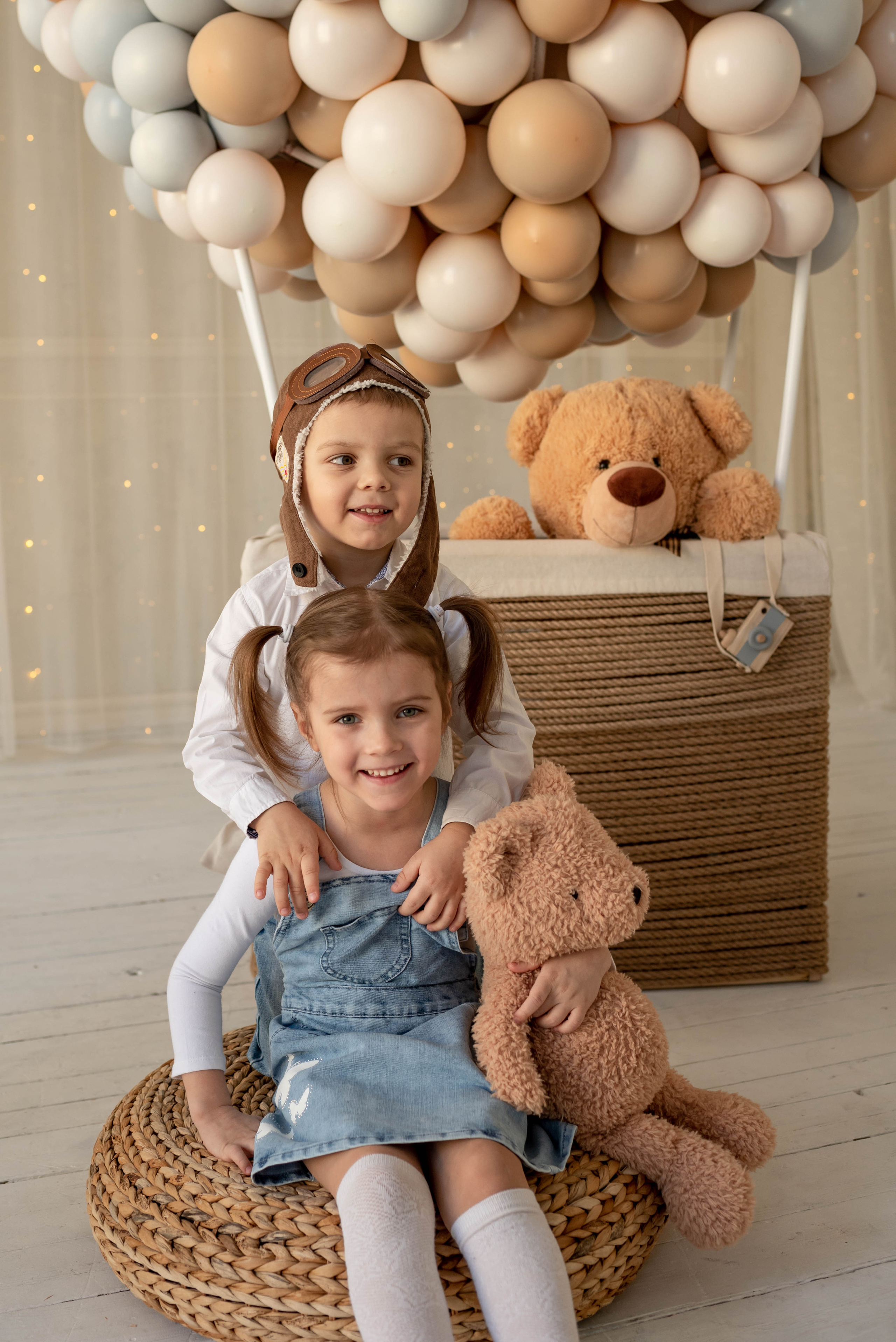 Алеша и Аня с воздушным шаром. Семейный и детский фотограф Оля в Тюмени