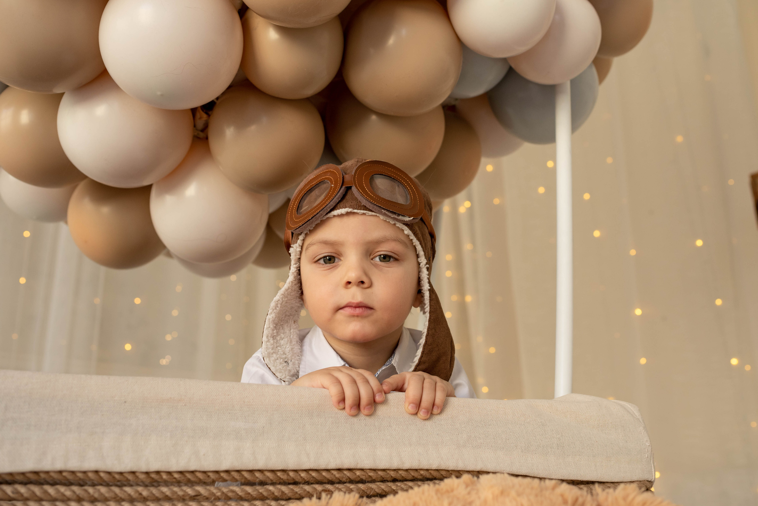 Алеша и Аня с воздушным шаром. Семейный и детский фотограф Оля в Тюмени